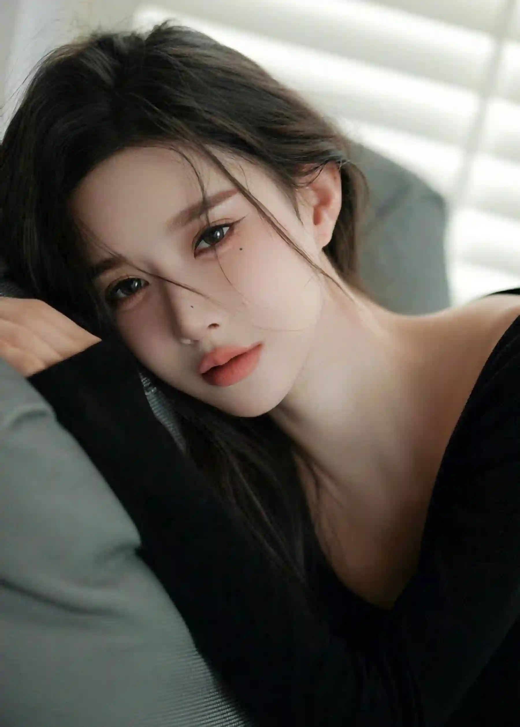 长发美女 黑色衣服 慵懒 沙发上的长发慵懒美女