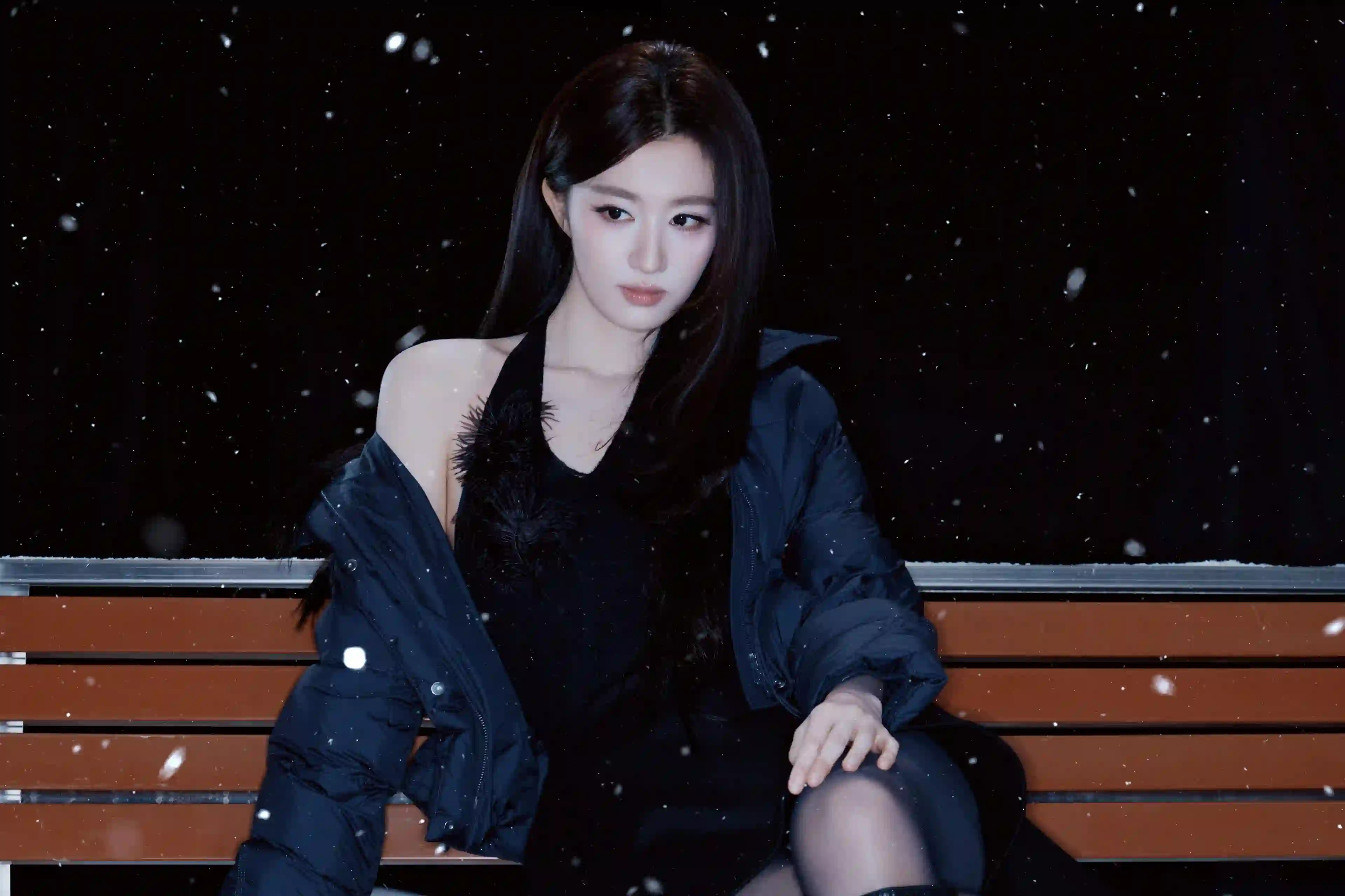 雪夜美女 冷艳气质 黑色穿搭 人像摄影 电影感氛围 雪花飘落 王楚然