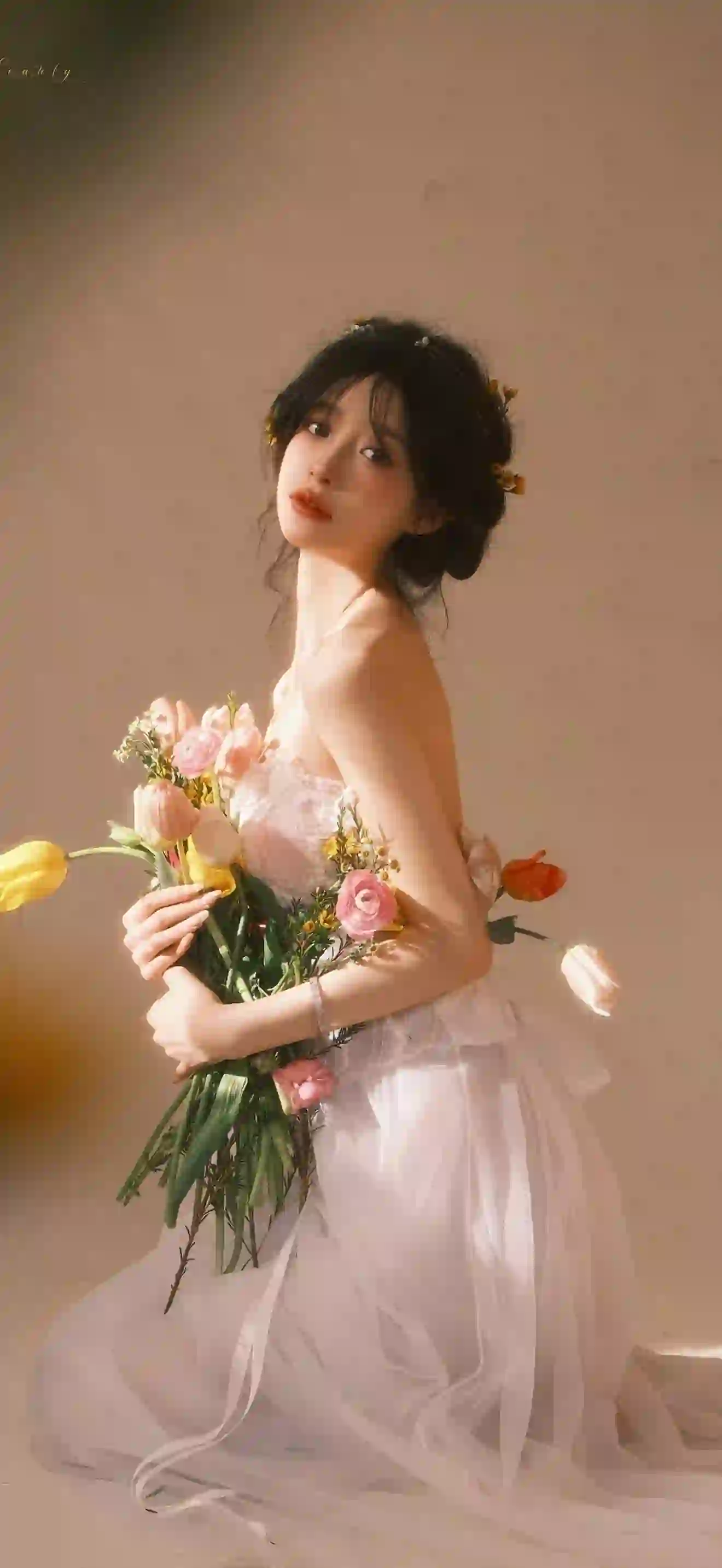 长发清纯美女 白色婚纱 手捧鲜花 白裙 复古风