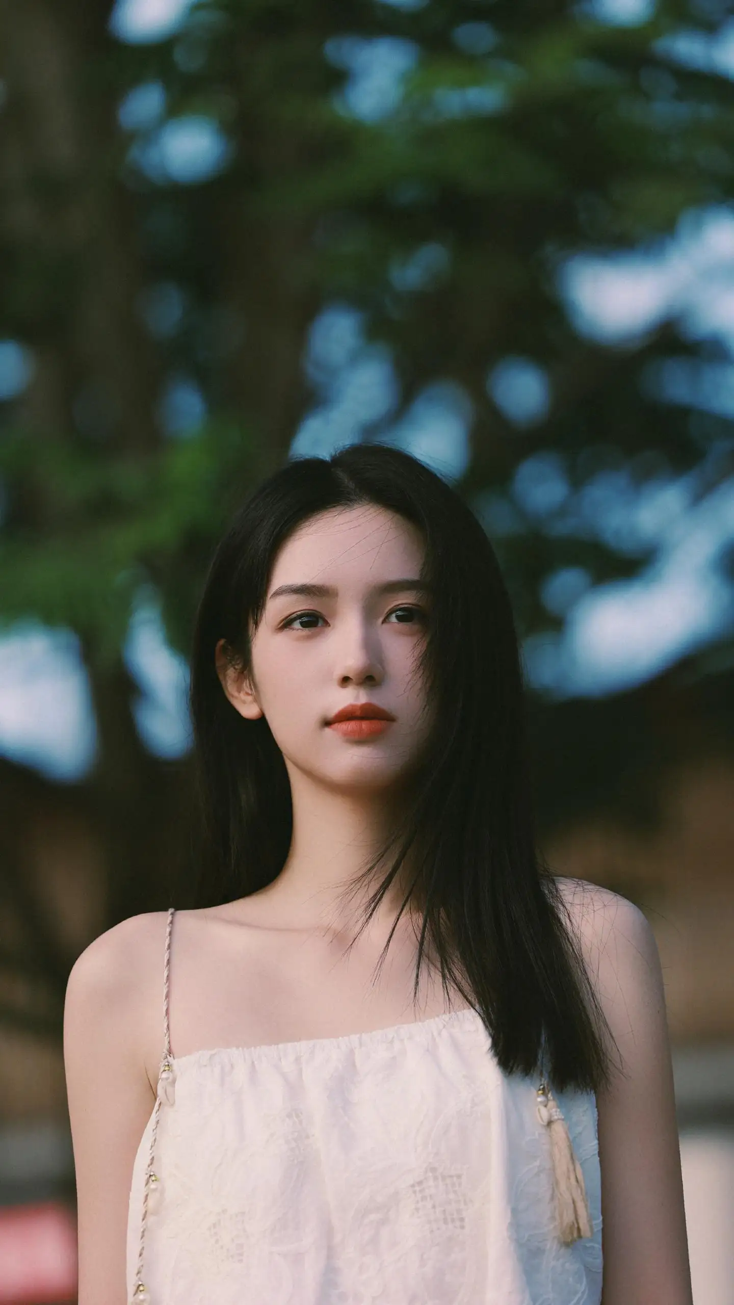 周也靓丽小白裙唯美户外写真手机壁纸