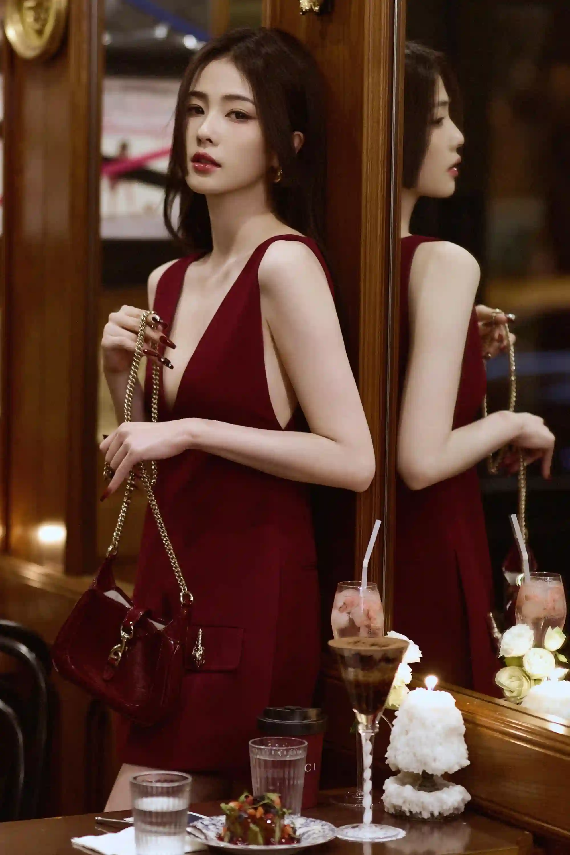 咖啡厅写真 长裙美女 长发美女 白鹿
