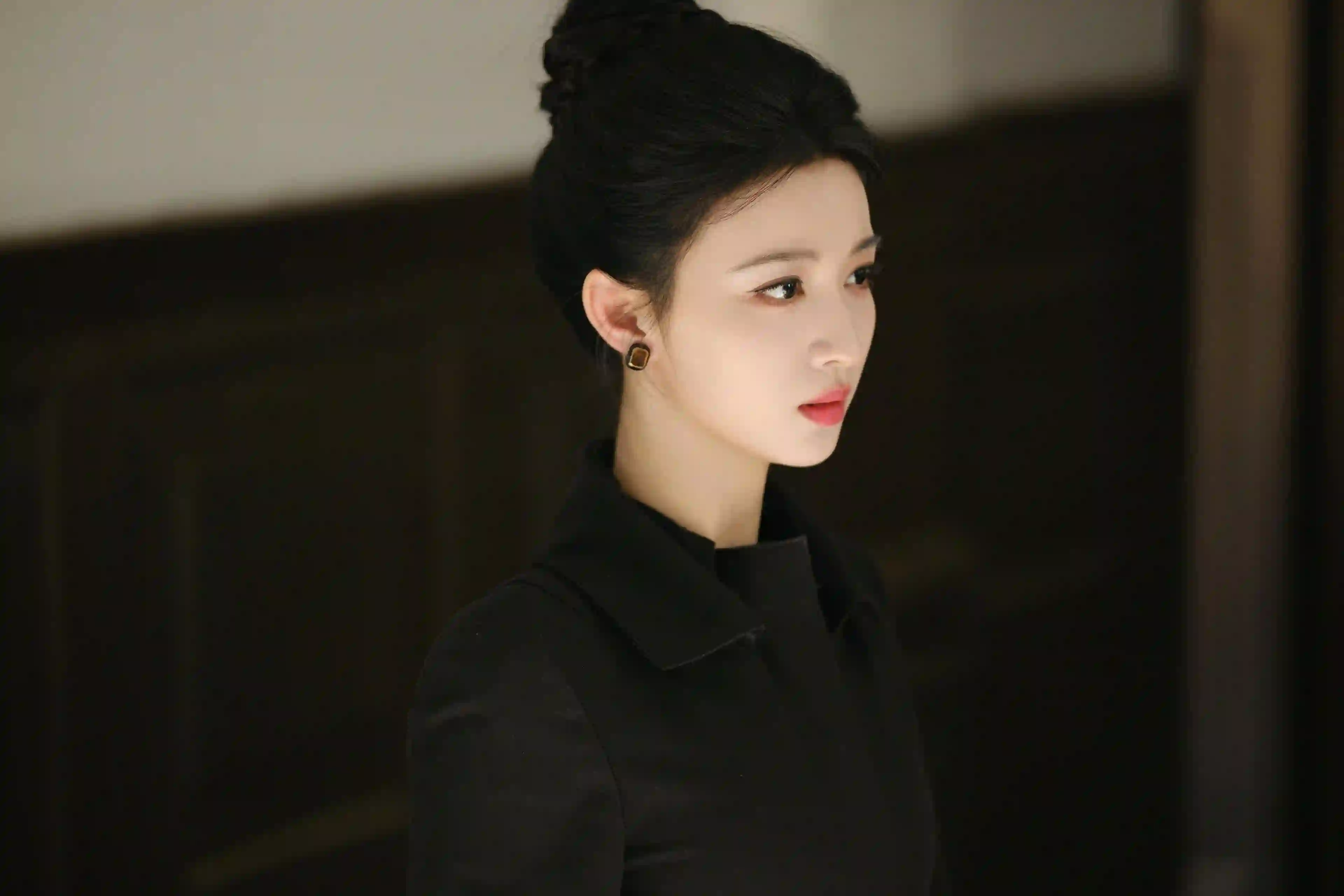 王楚然黑色衣服侧脸 黑色衣服 干练