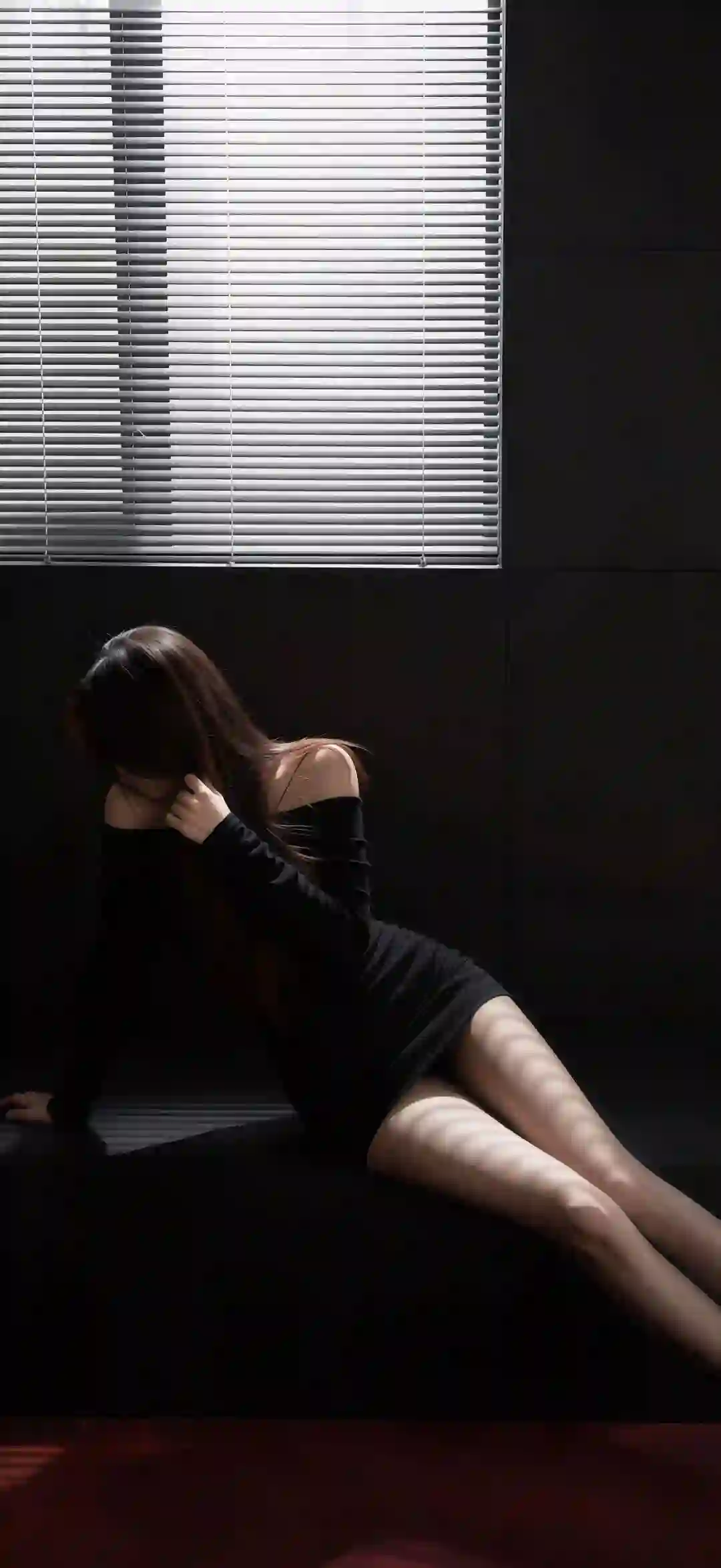 黑衣女子 光影 百叶窗 神秘 氛围