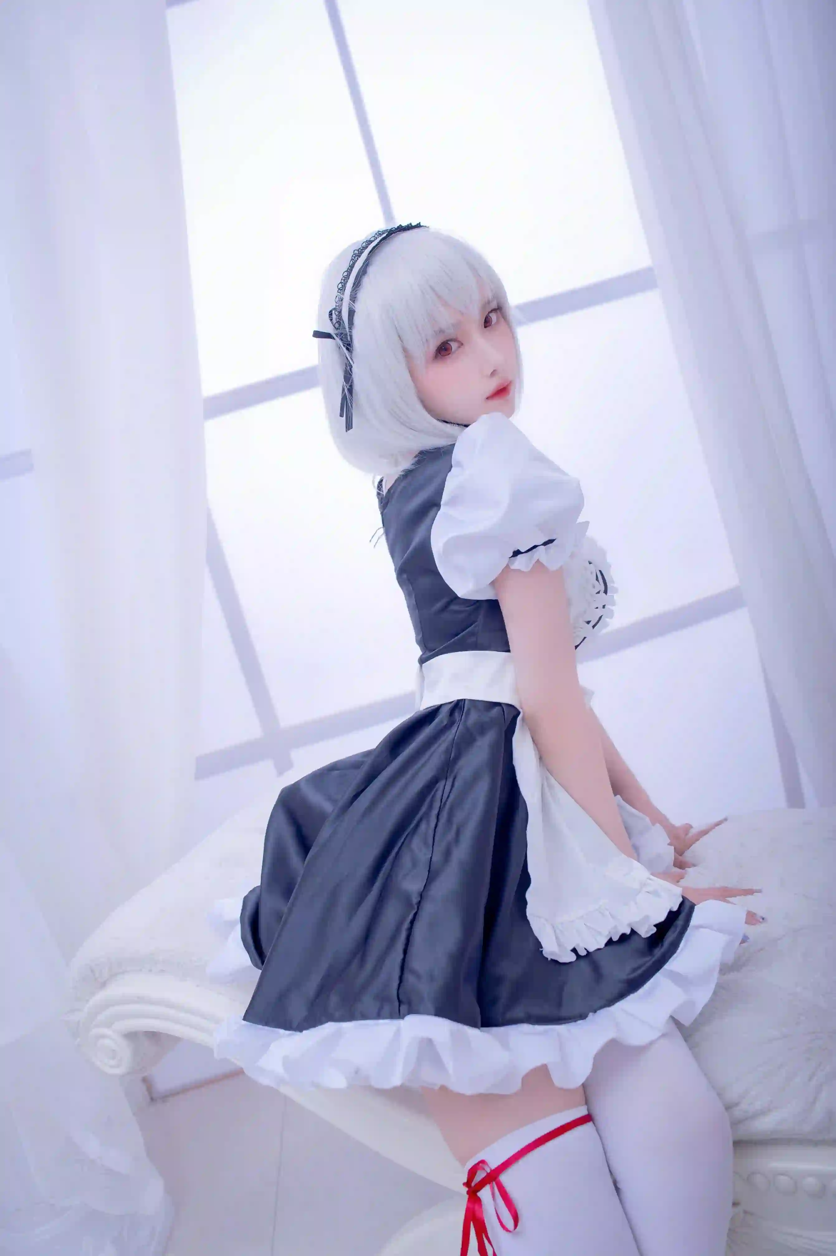 雷姆 cosplay 女仆装 甜美少女 银发 窗边柔光