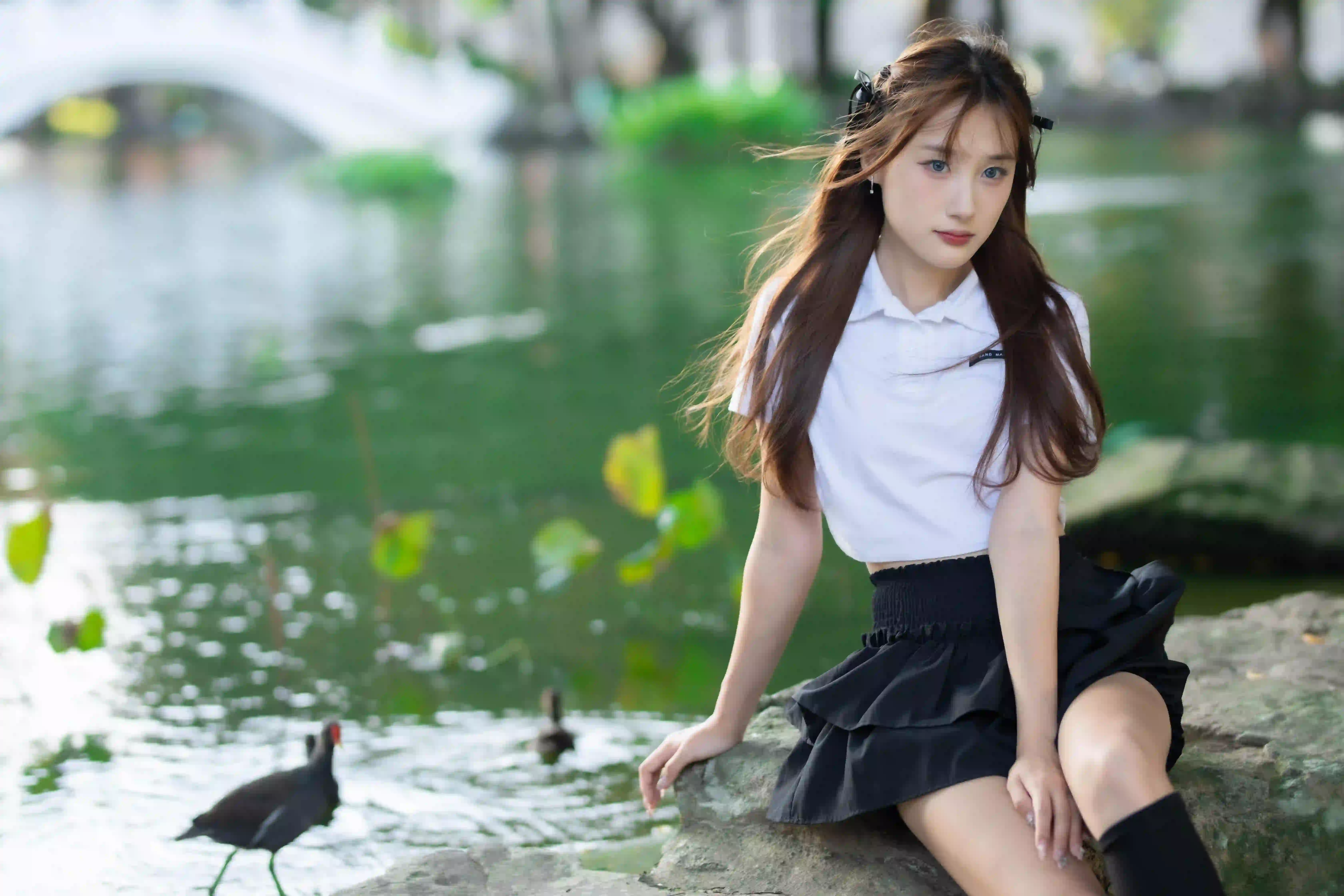 公园 长发美女 户外 黑色短裙