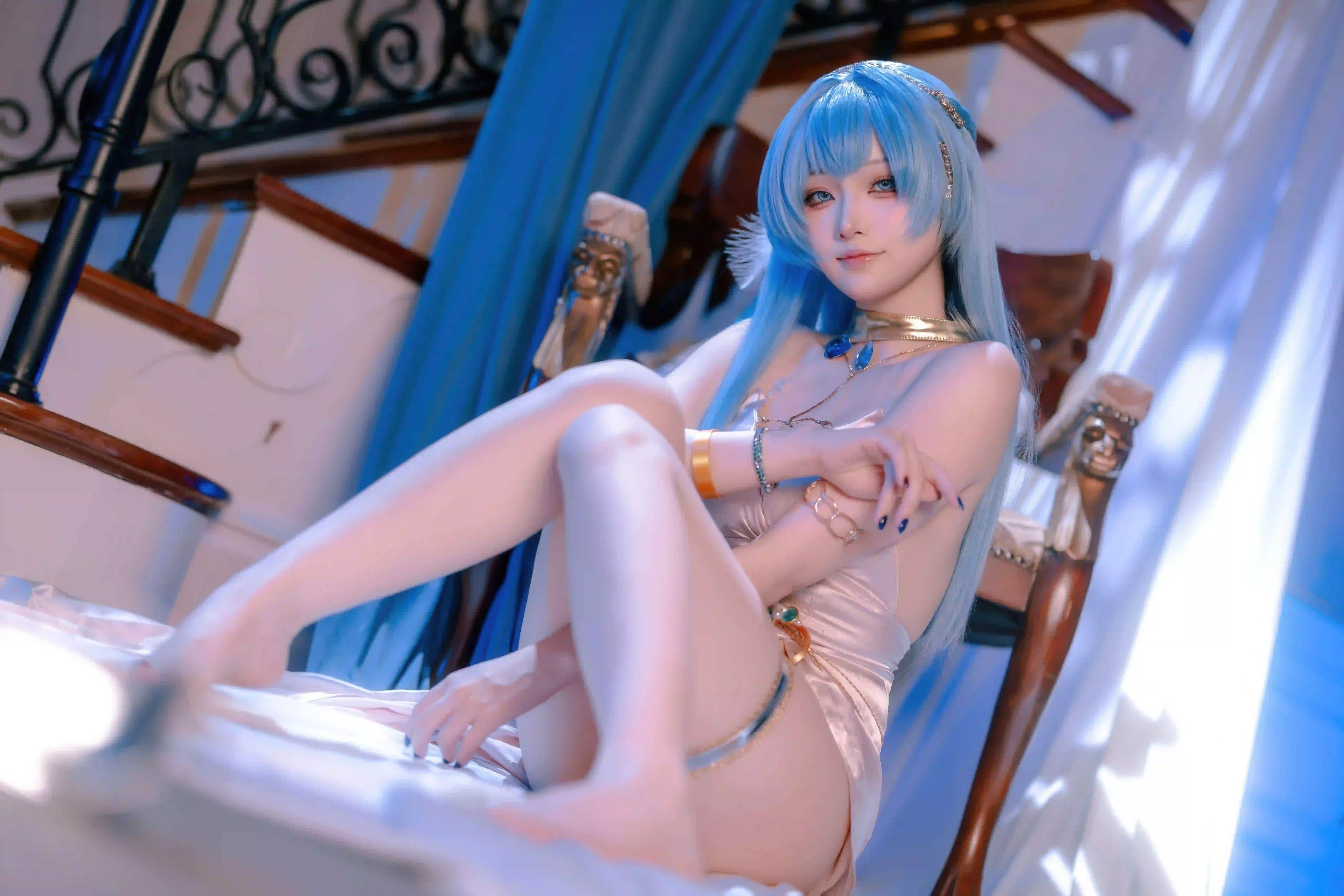 长发性感美女 蓝色头发 长腿美女 coser 交叉腿