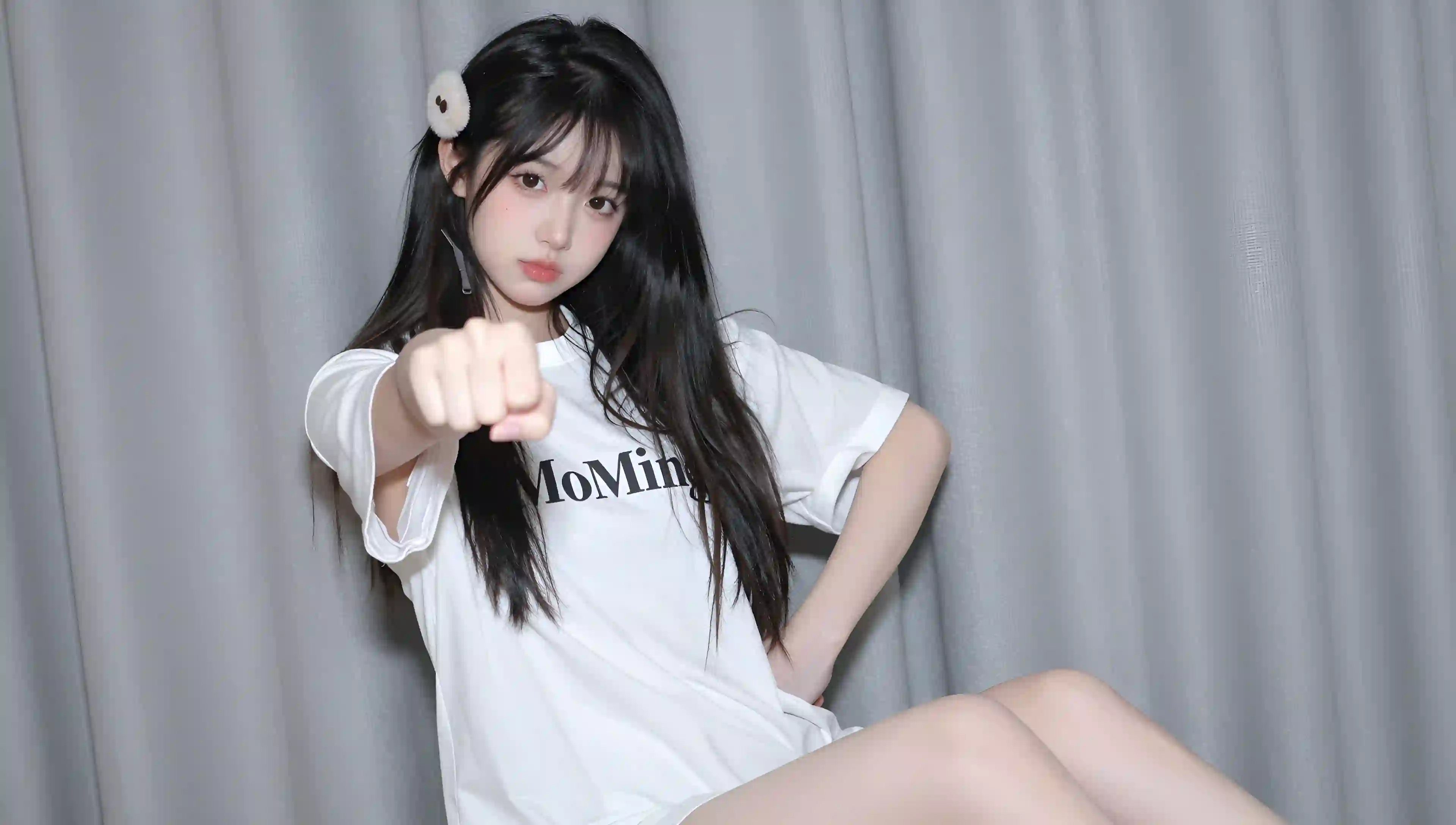 女孩 白色T恤 灰色背景 手指指向 酷酷表情