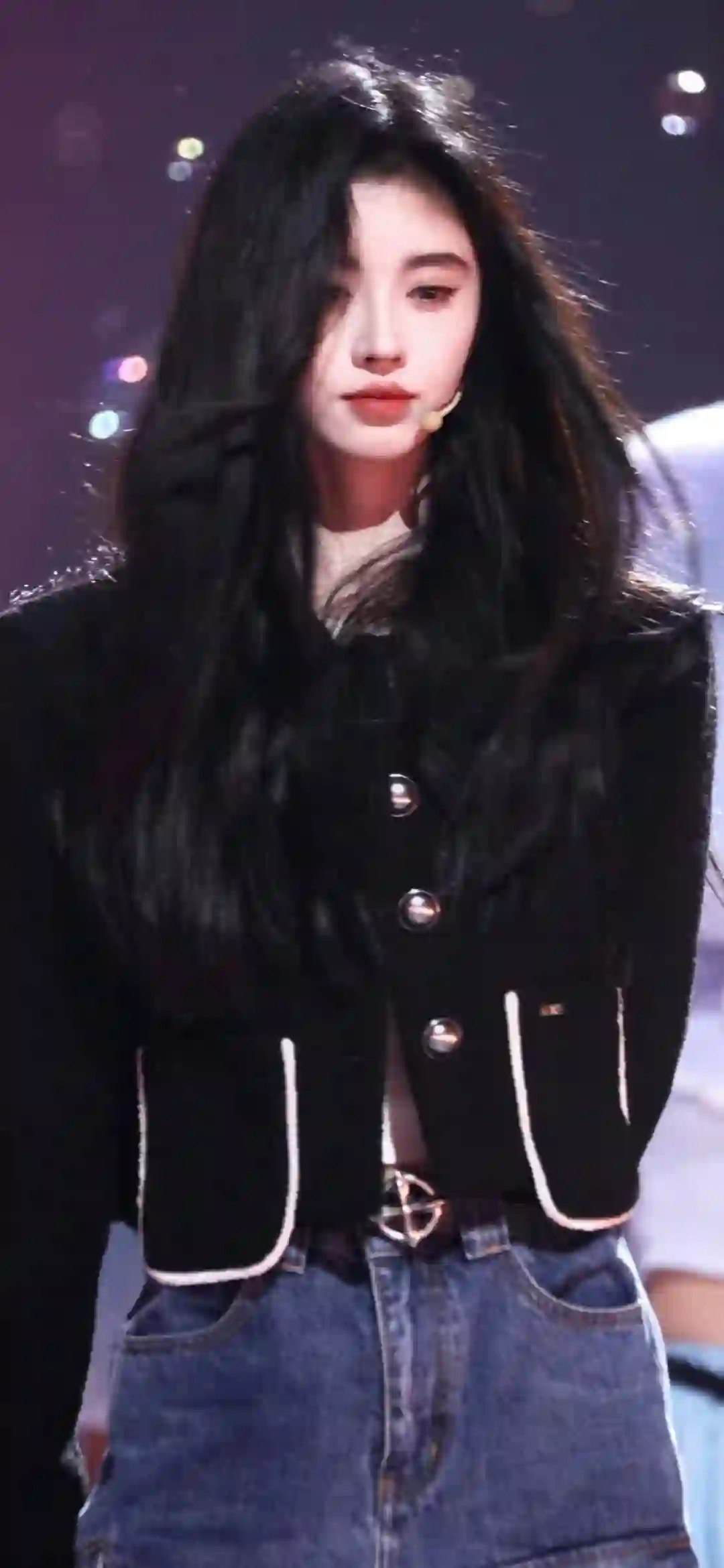 明星壁纸 长发可爱美女 时尚美女 鞠婧祎 黑衣牛仔裤女孩