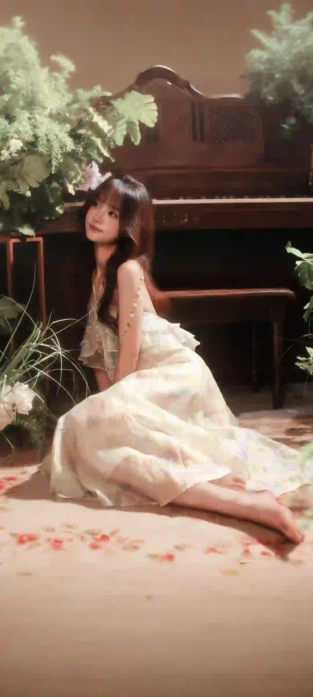 依靠在钢琴边的长发清纯美女 长腿美女 优雅美女 白色长裙