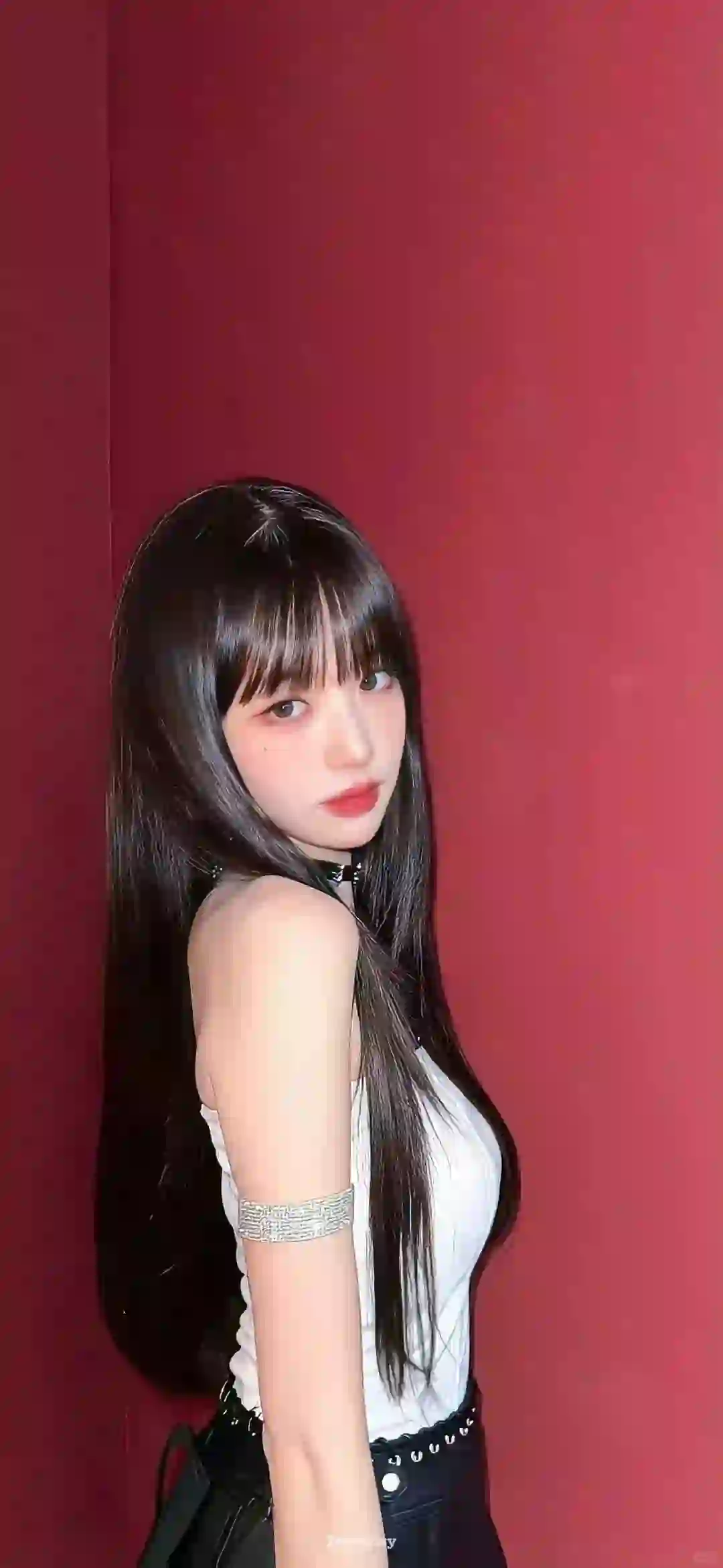 长发美女 红色背景 清纯
