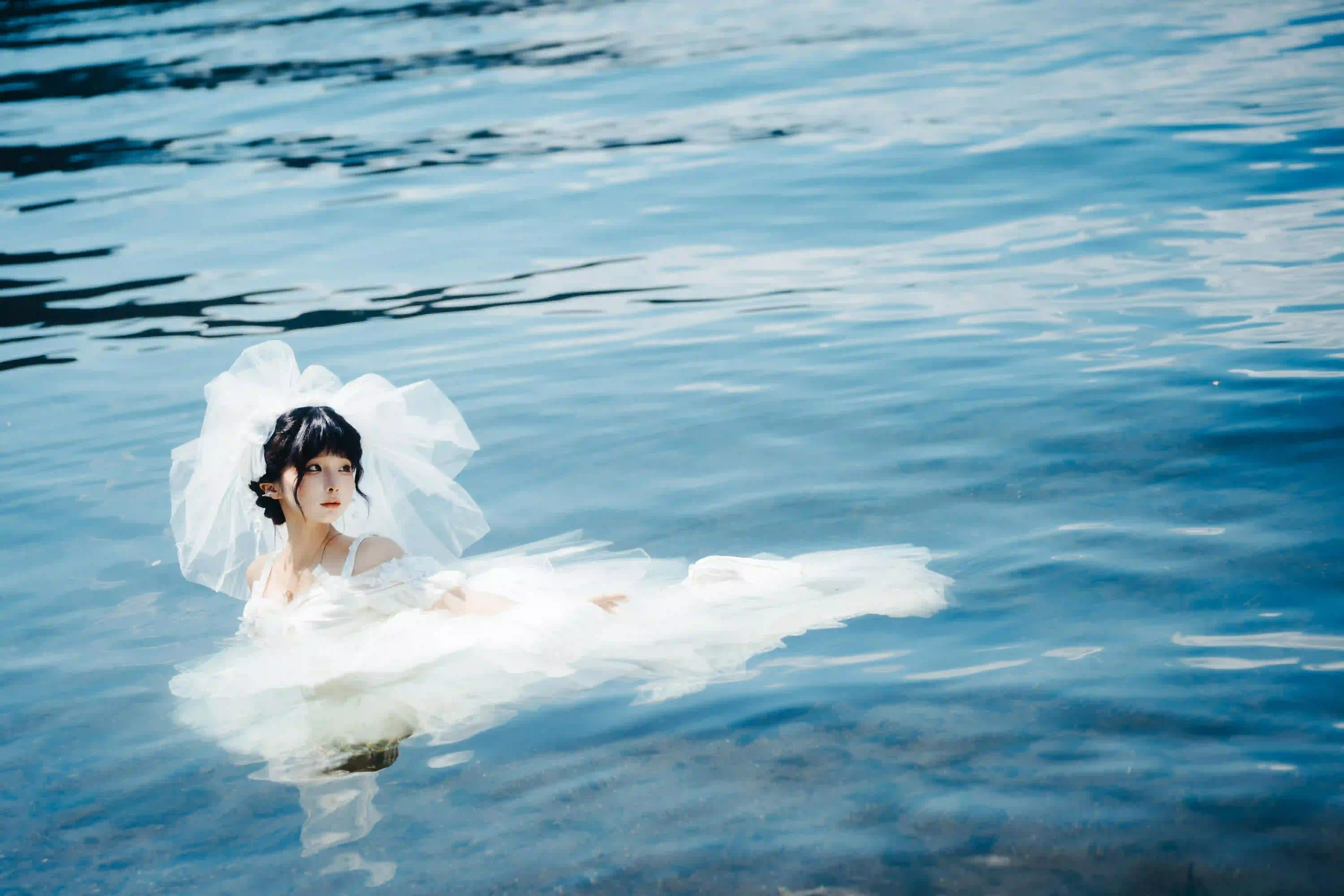 婚纱 长发美女 户外 海水 