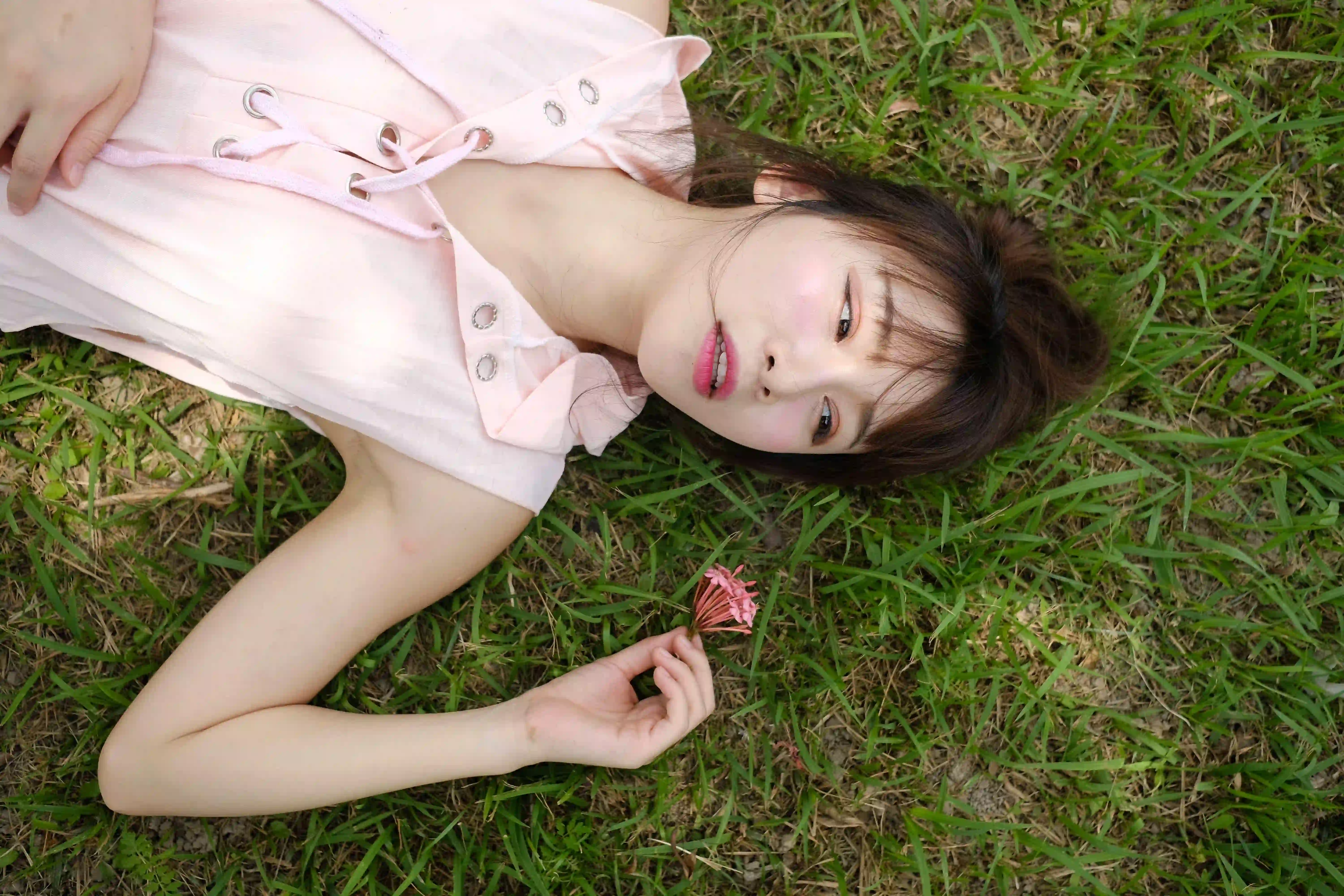 躺在草地上的长发美女 性感美女