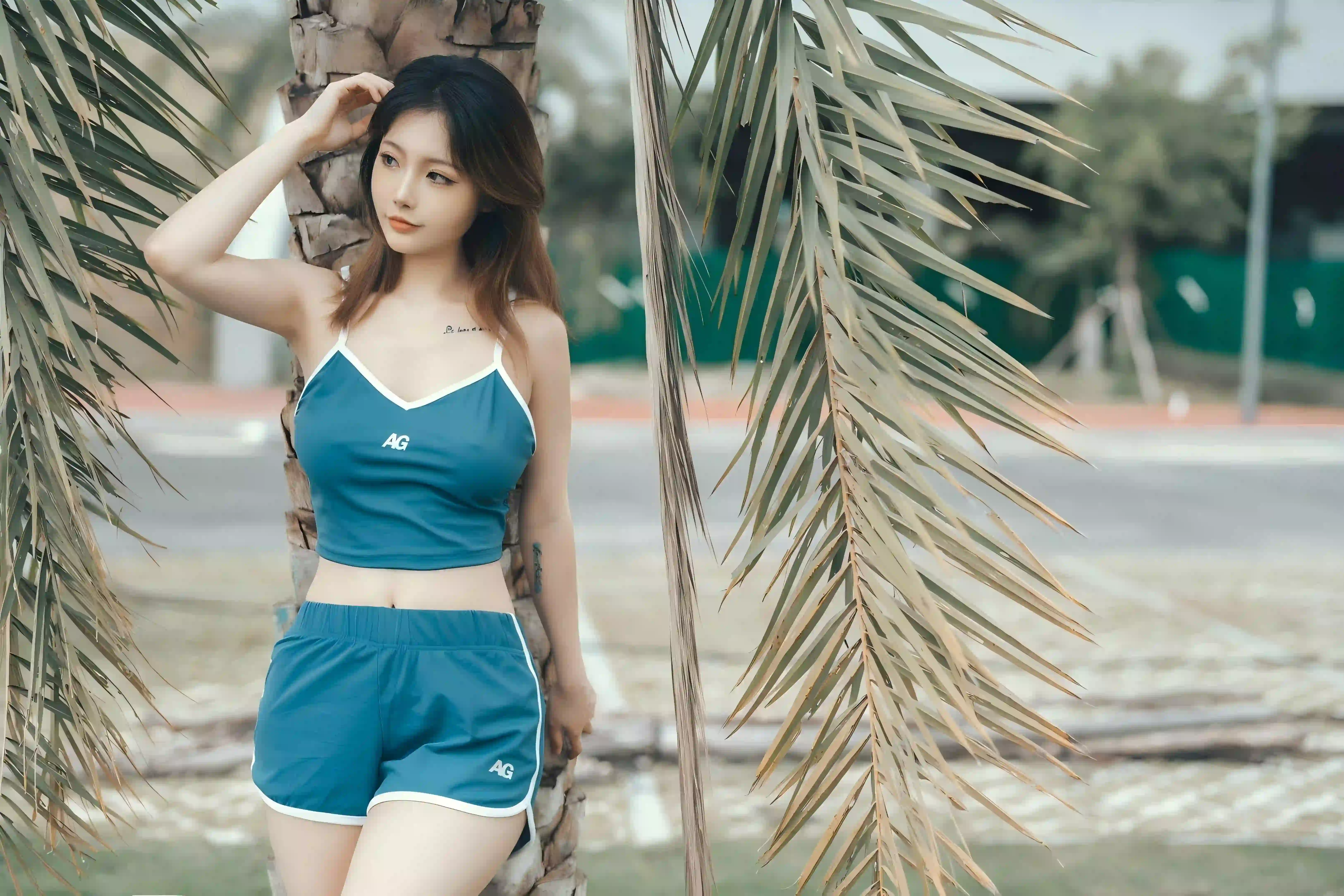 长发美女 运动装 户外 晨跑 树
