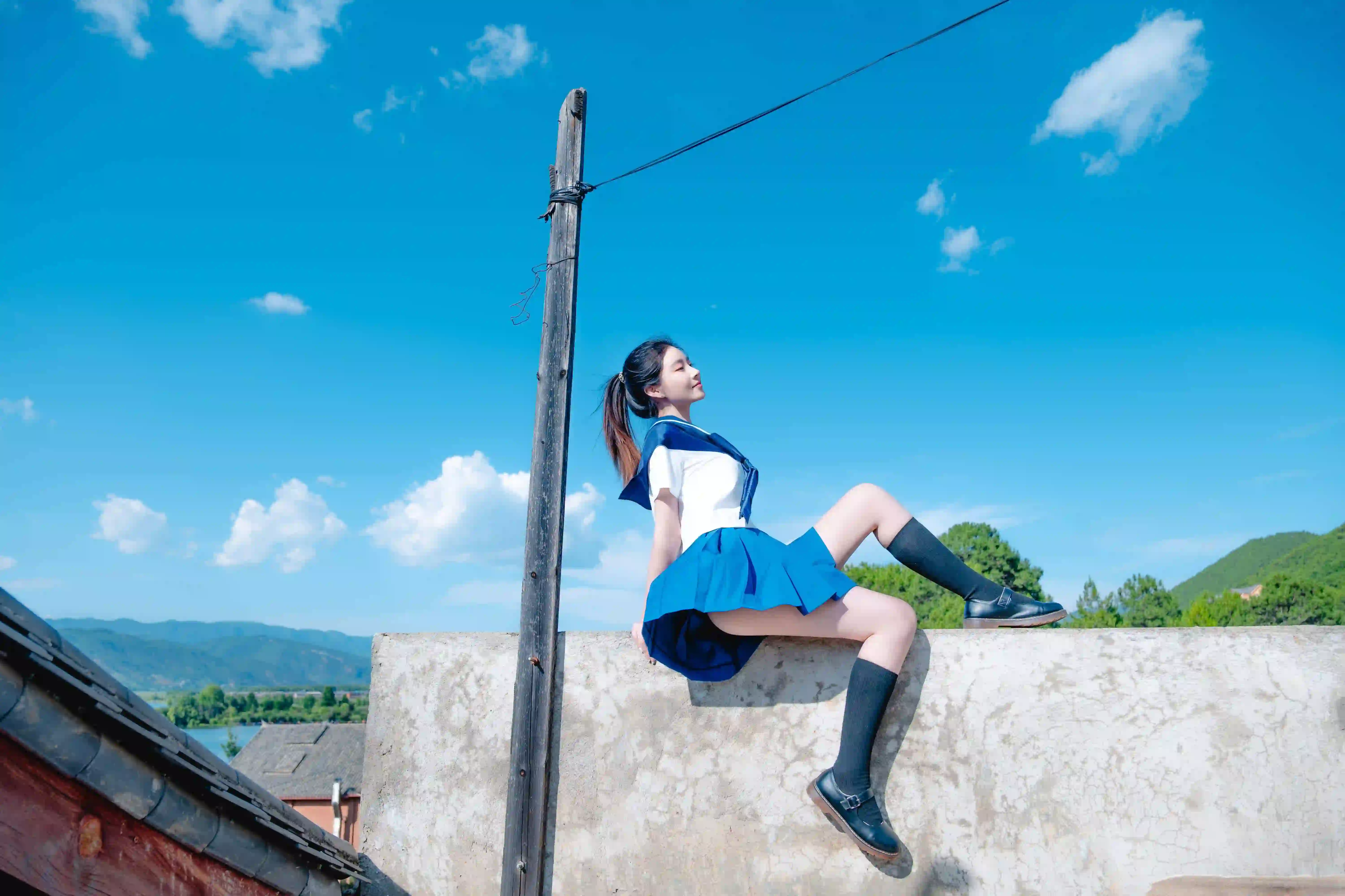 单马尾女孩 长腿美女 蓝天白云 长腿美女