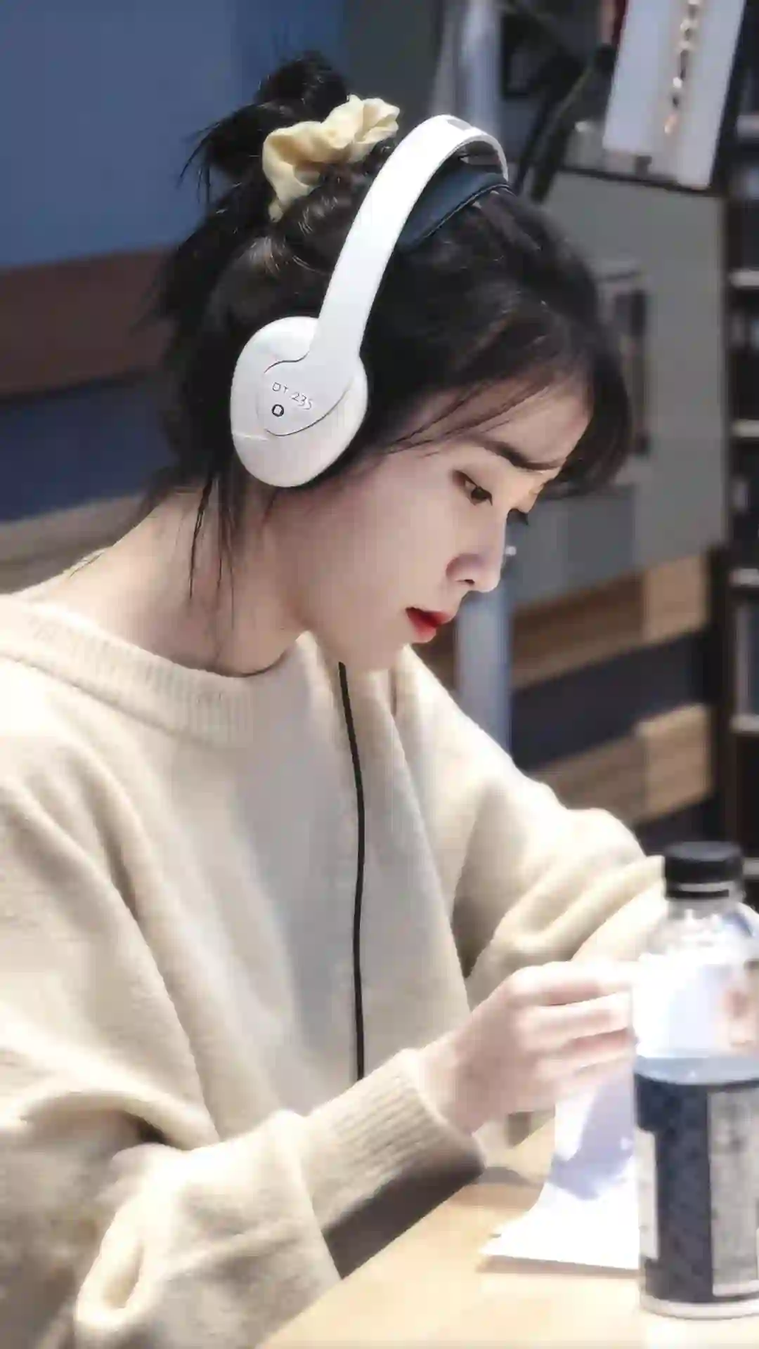 美女明星 IU 长发清纯美女 韩国明星 耳机 白色耳机 音乐