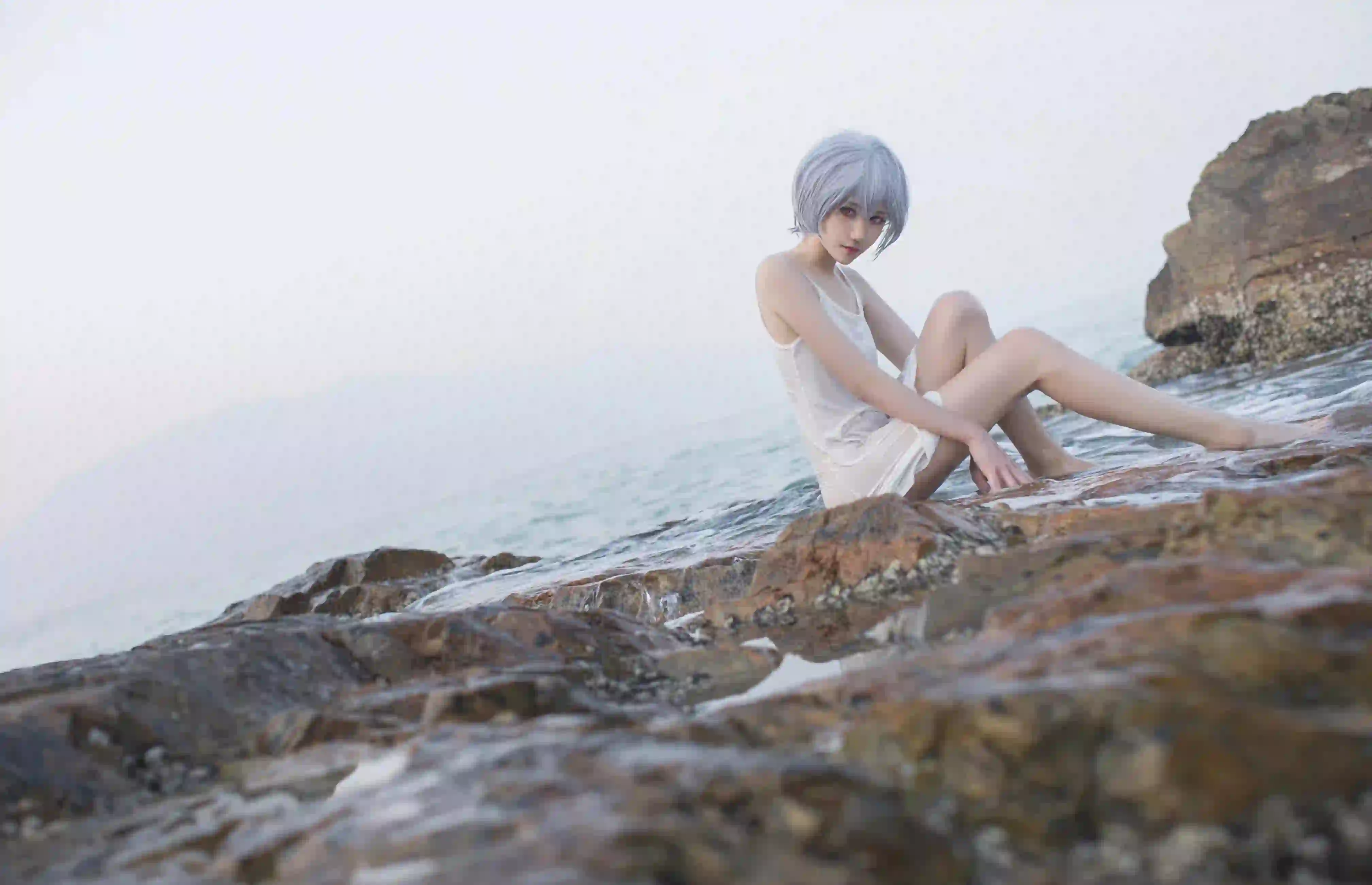 蓝色短发 白色裙子 白色裙子 海洋 长腿美女