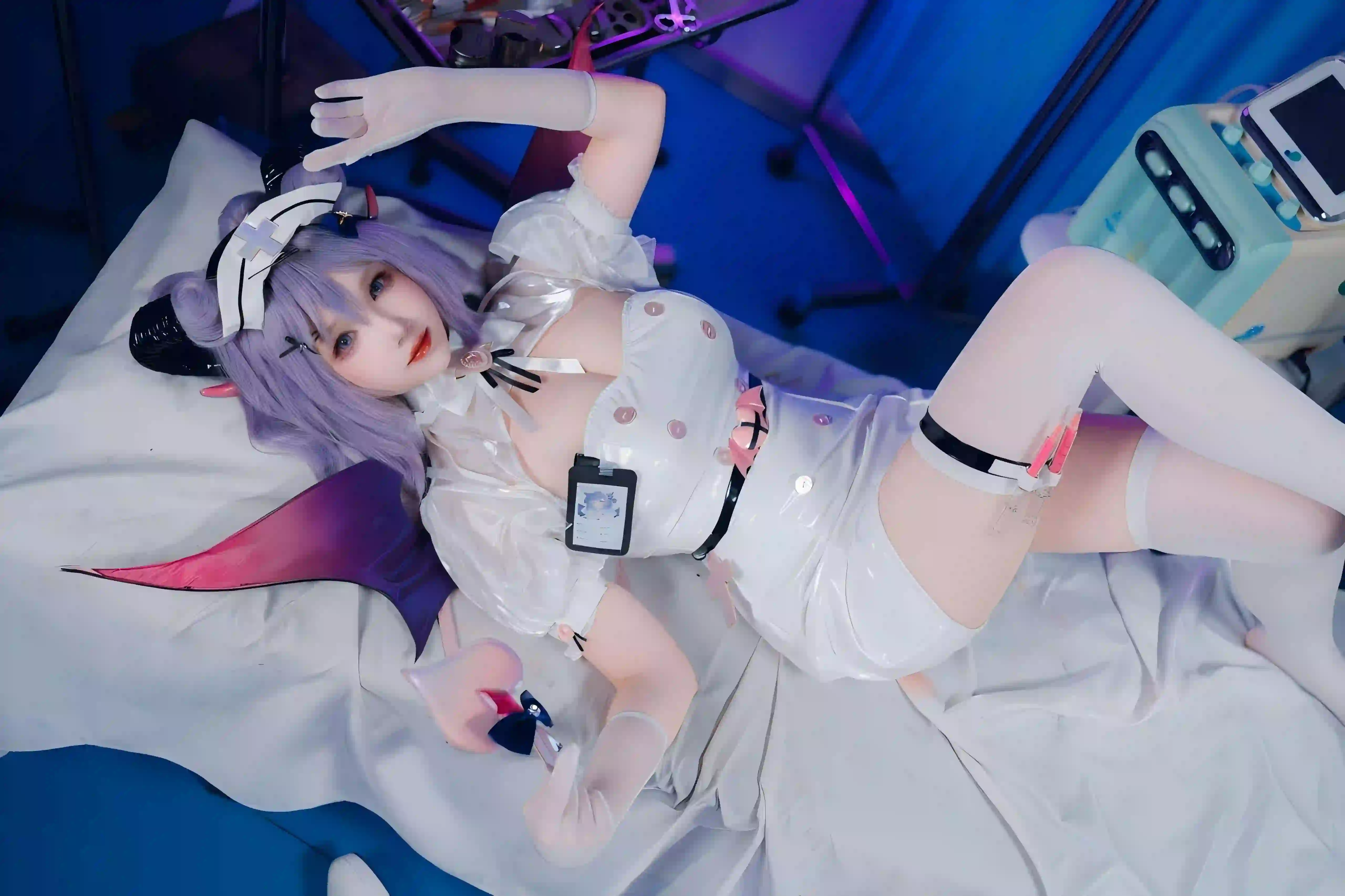 cosplay 紫色头发 长腿丝袜 白色衣服 美腿