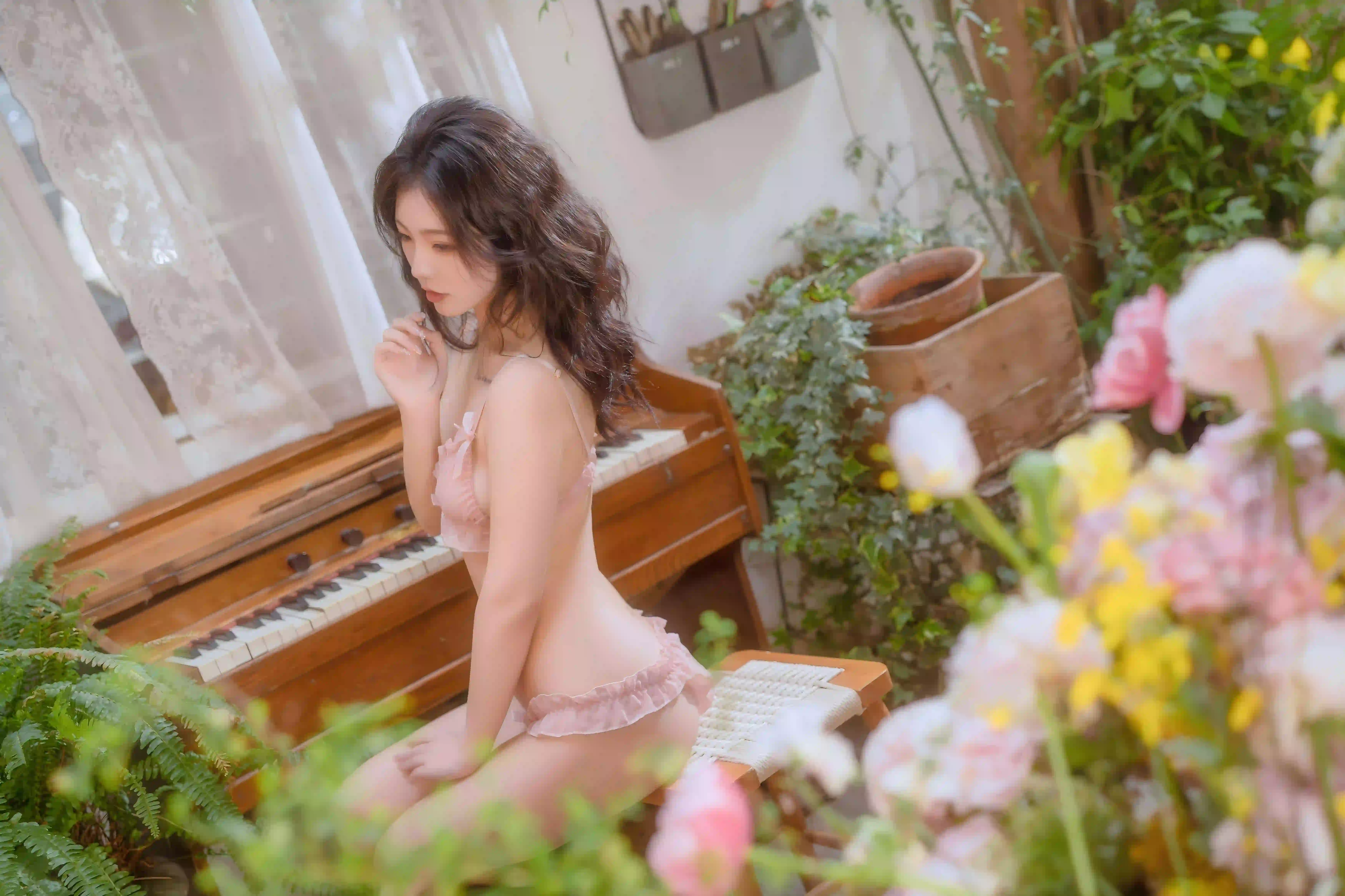 长发性感美女 卷发 花朵 温馨场景