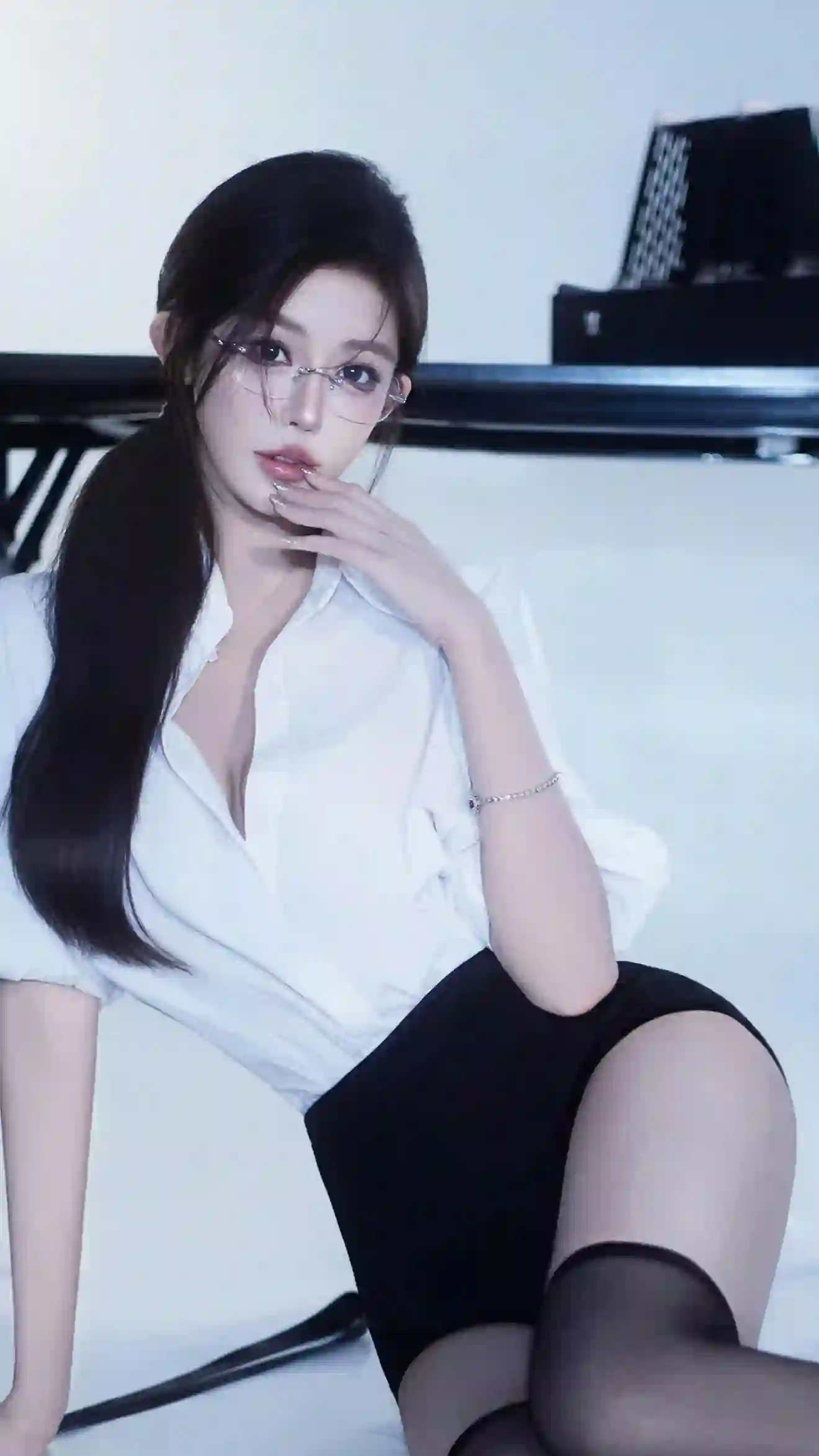 白色衬衫 长发美女 金属边框眼镜 丝袜 黑丝 黑色丝袜 黑色短裙