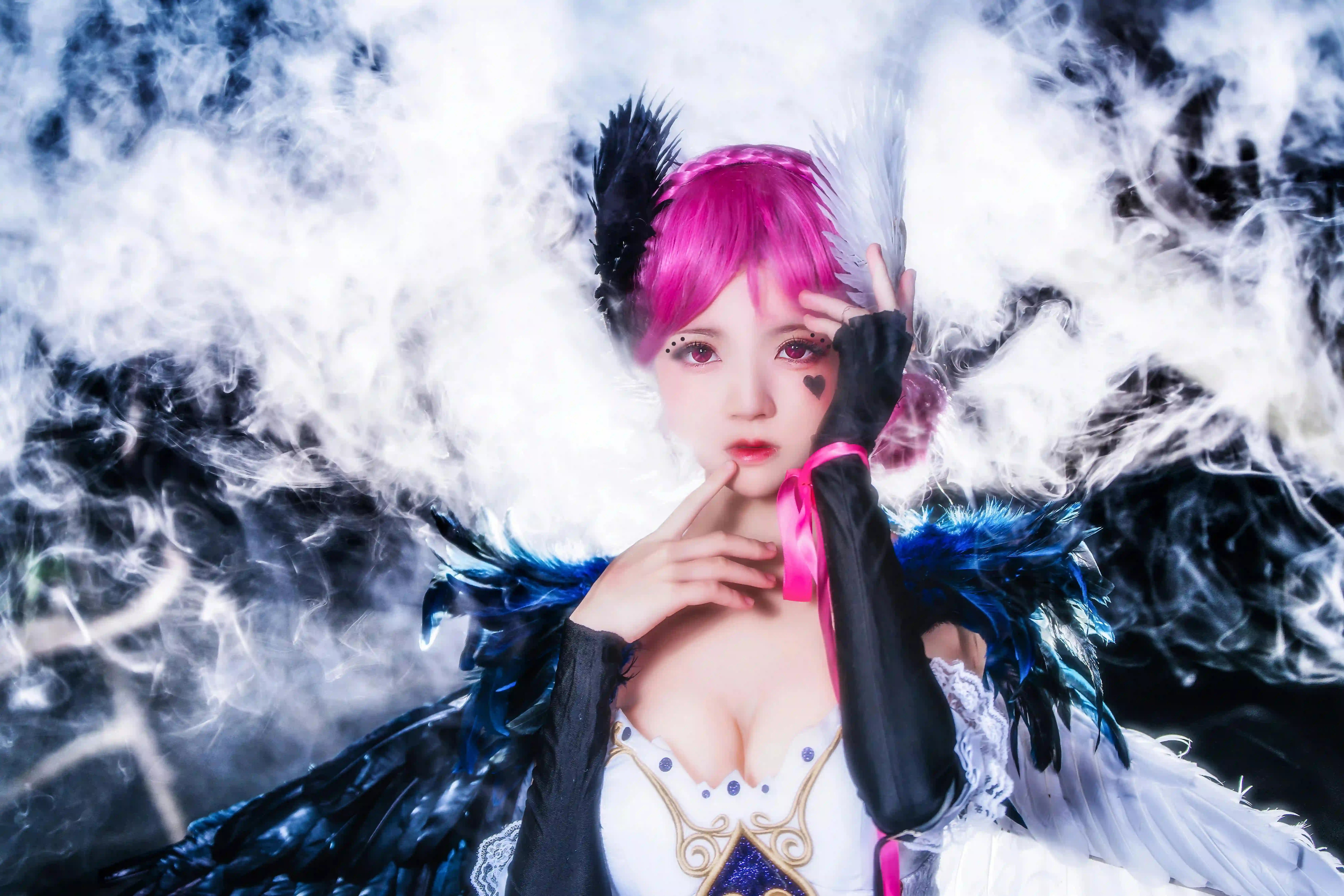 cosplay 羽毛 粉发 红眼 烟雾 角色扮演 精灵