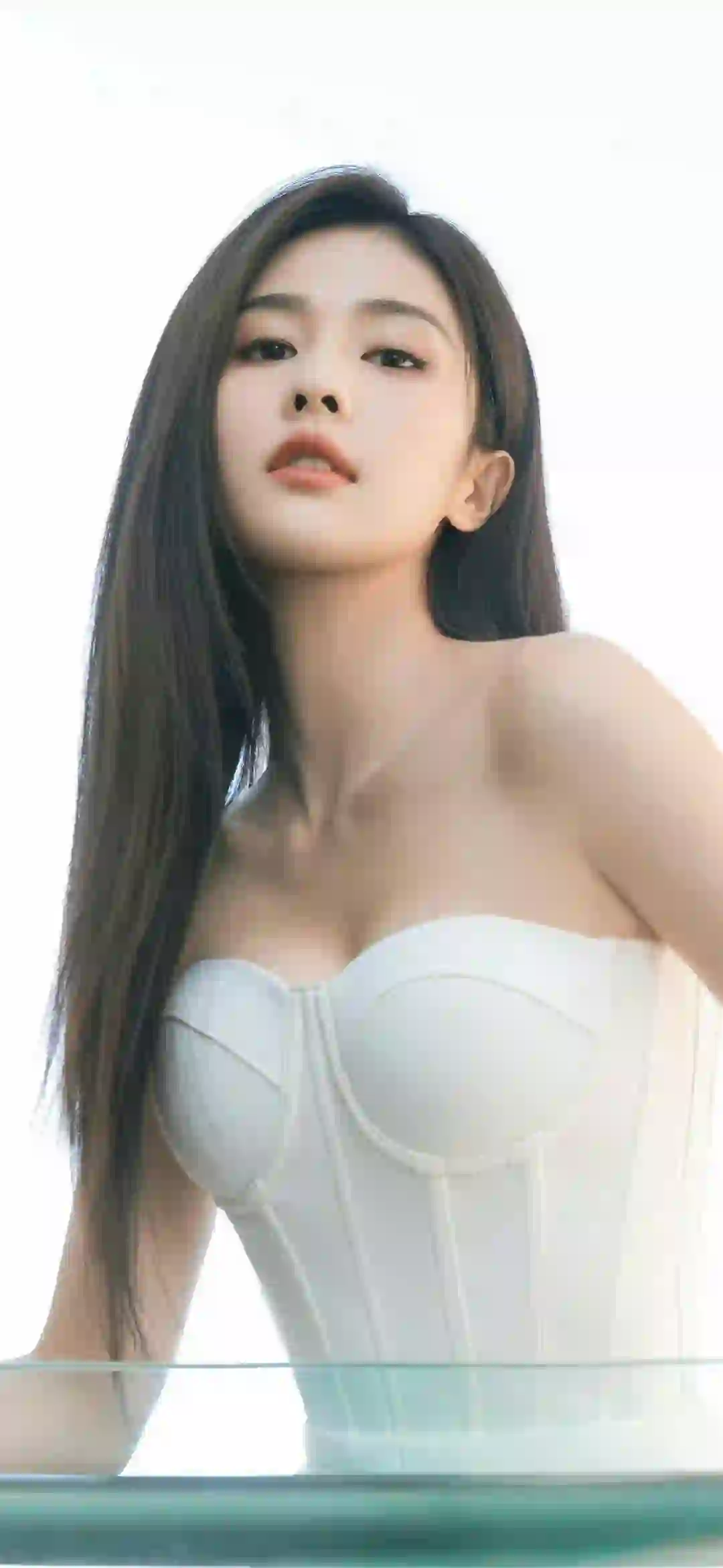 白鹿 长发抹胸美女 白色抹胸长裙 