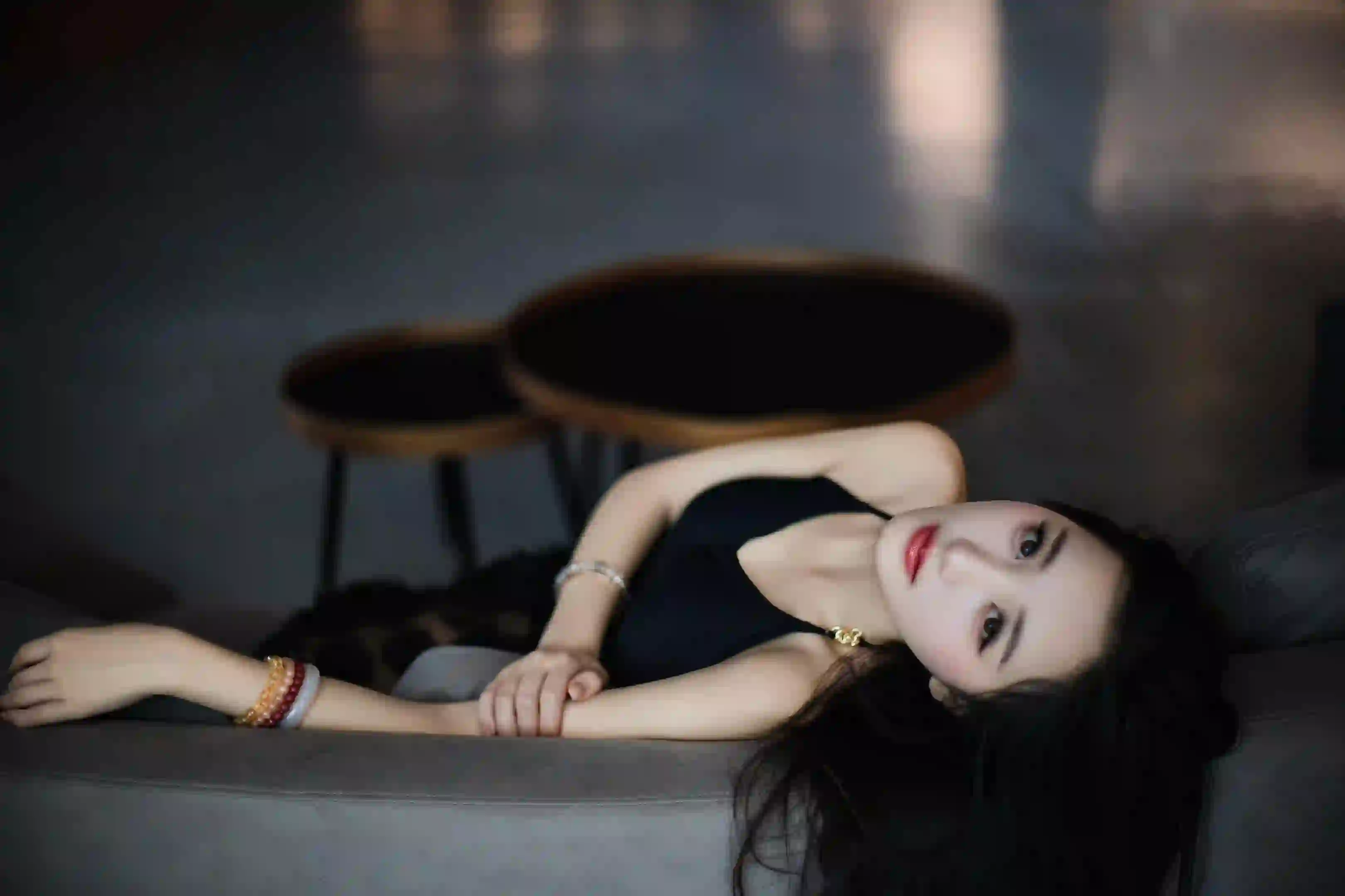 长发美女 吊带穿搭 写真 桌子