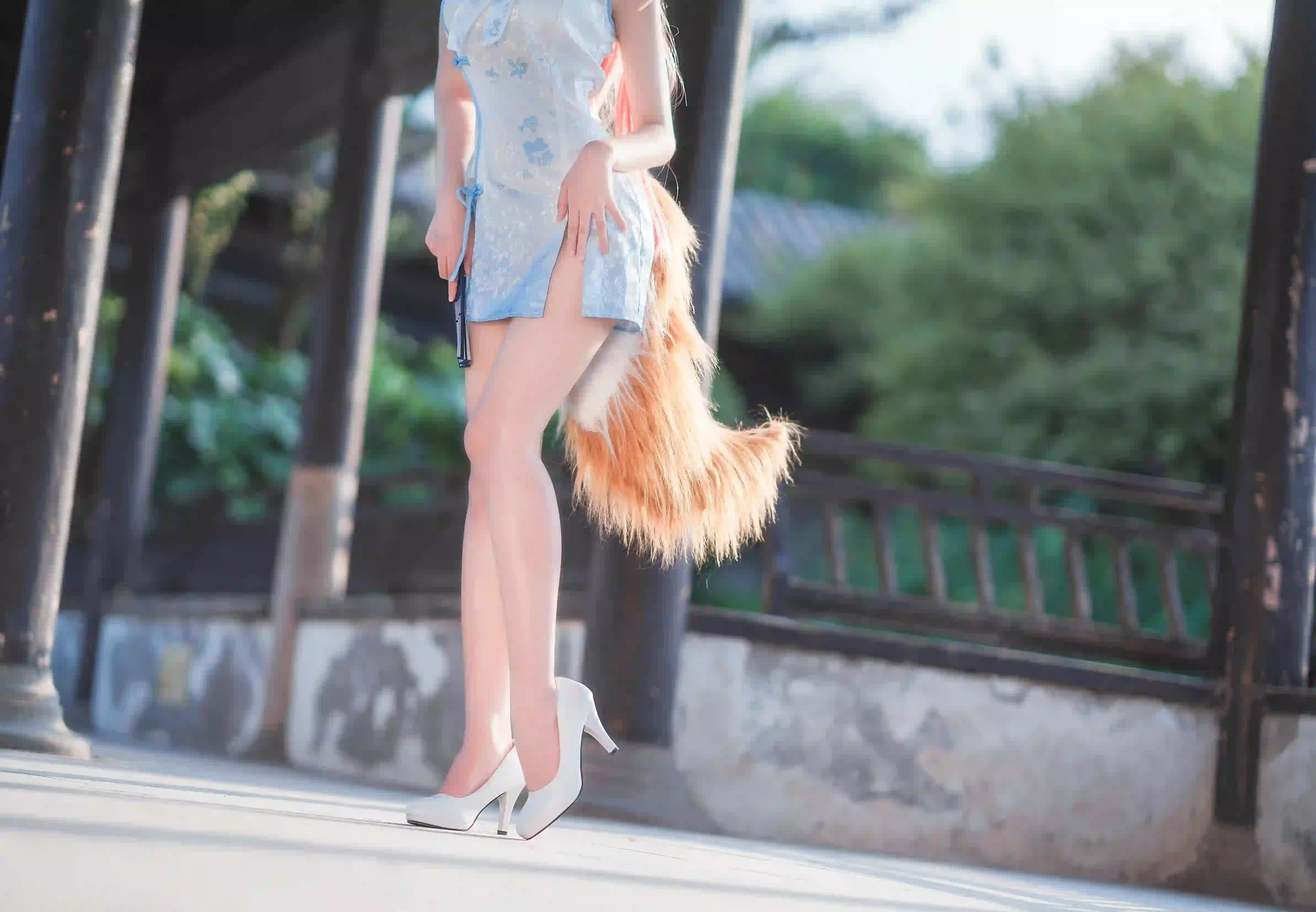 cosplay 长发女孩 狐狸耳朵 尾巴 旗袍 大长腿