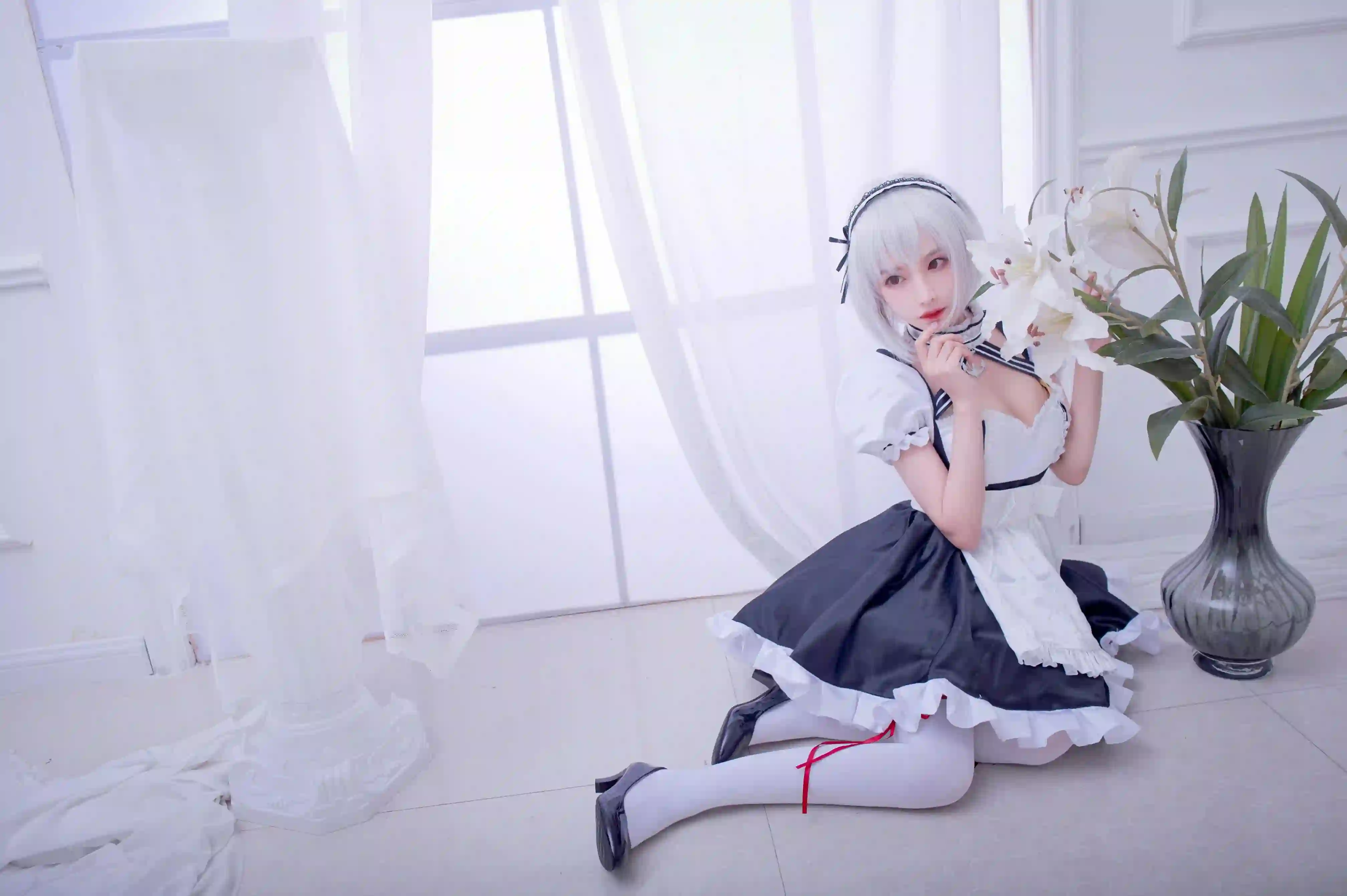 雷姆 cosplay 女仆装 银发 窗边 百合花 唯美