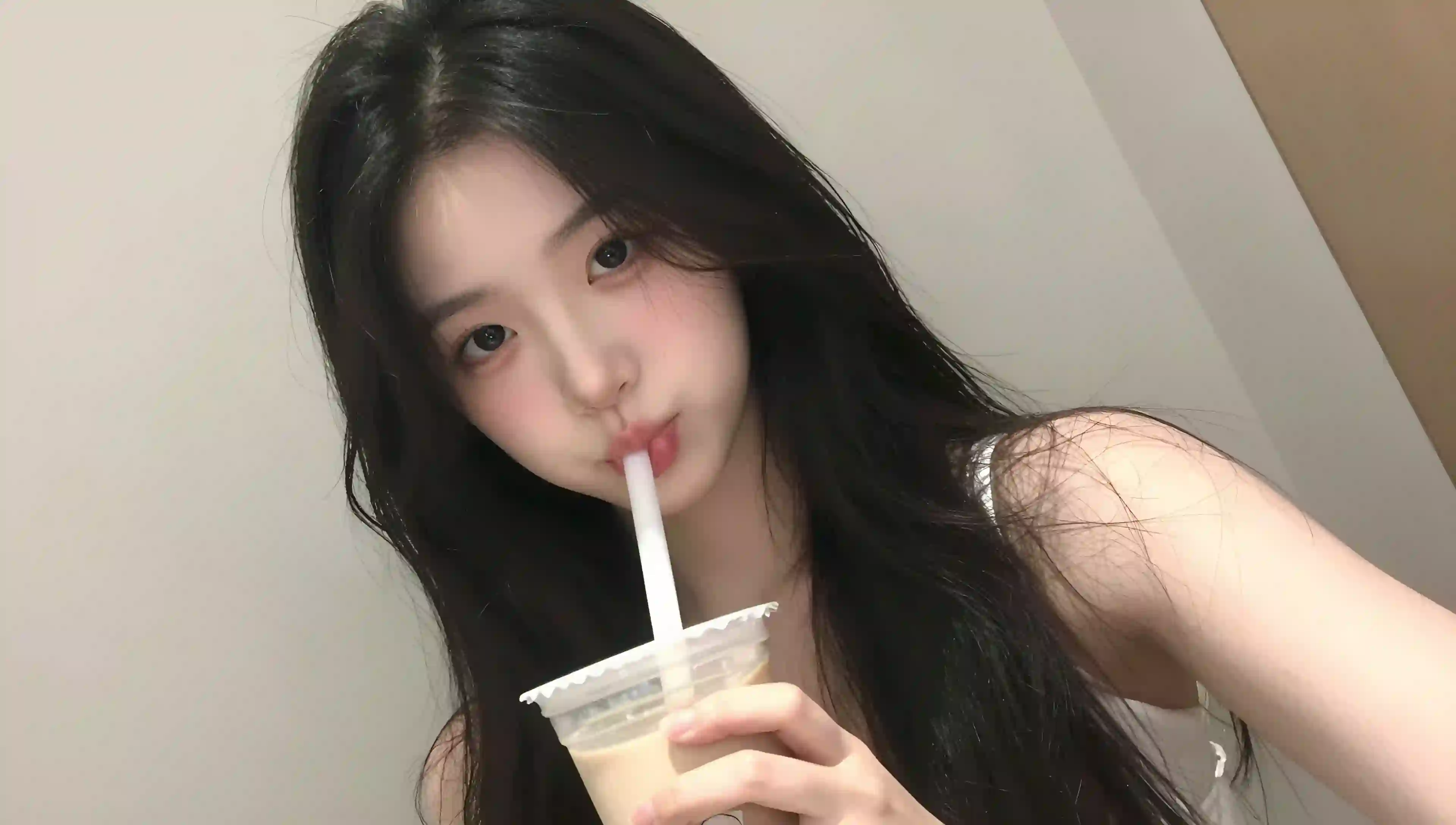 女孩 喝奶茶 长发 室内 可爱 自拍