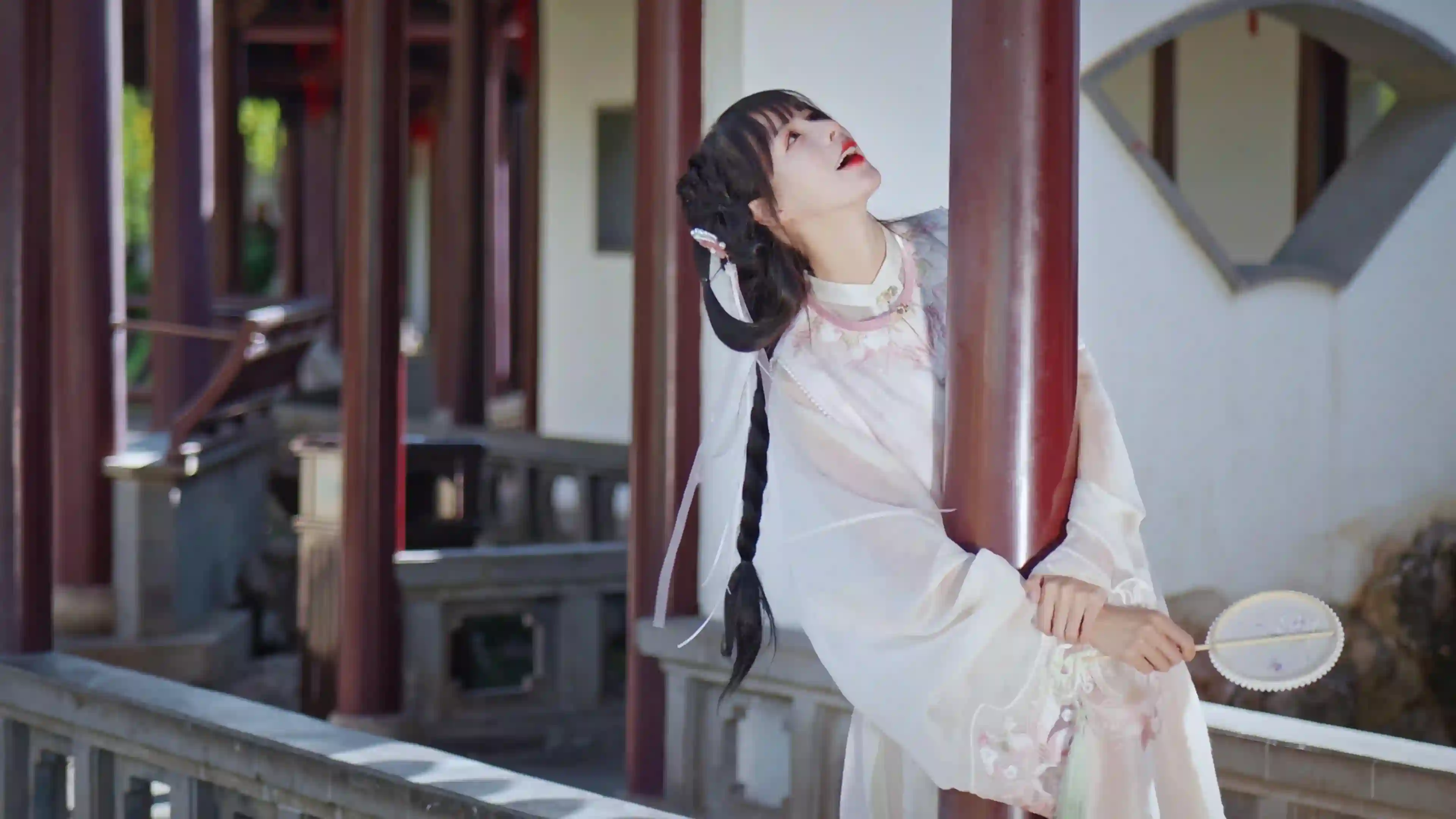 古建筑 抱着柱子的古风可爱女孩 长发女孩 汉服古风美女 白色裙子 可爱