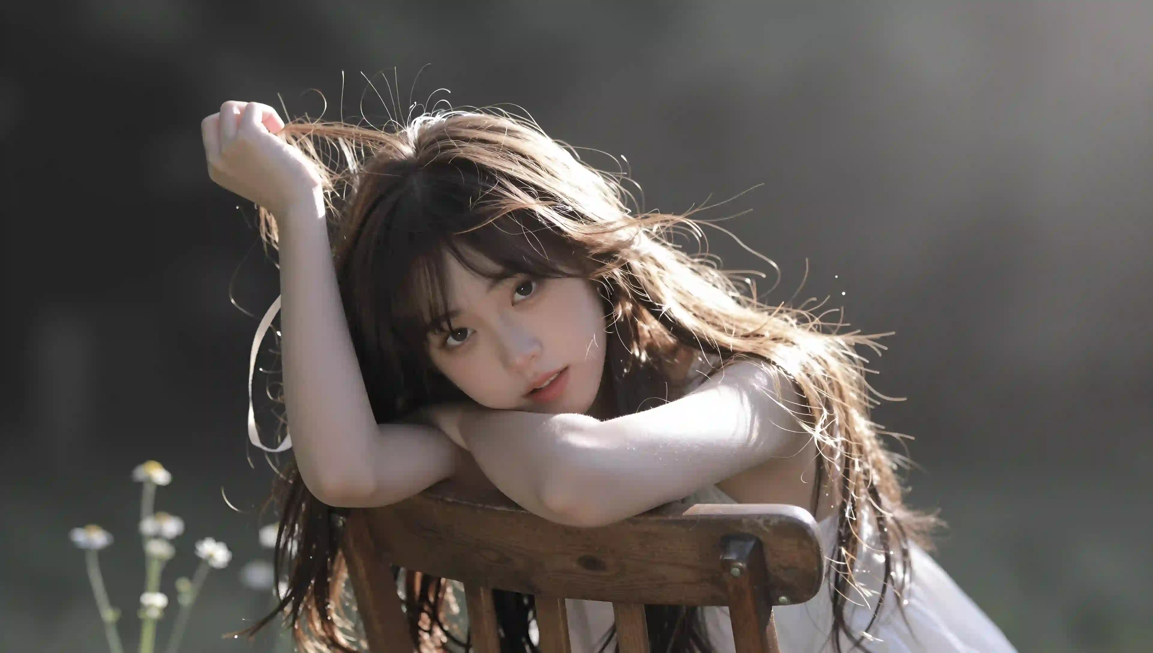 唯美 女孩 逆光 户外 人像 椅子 花朵