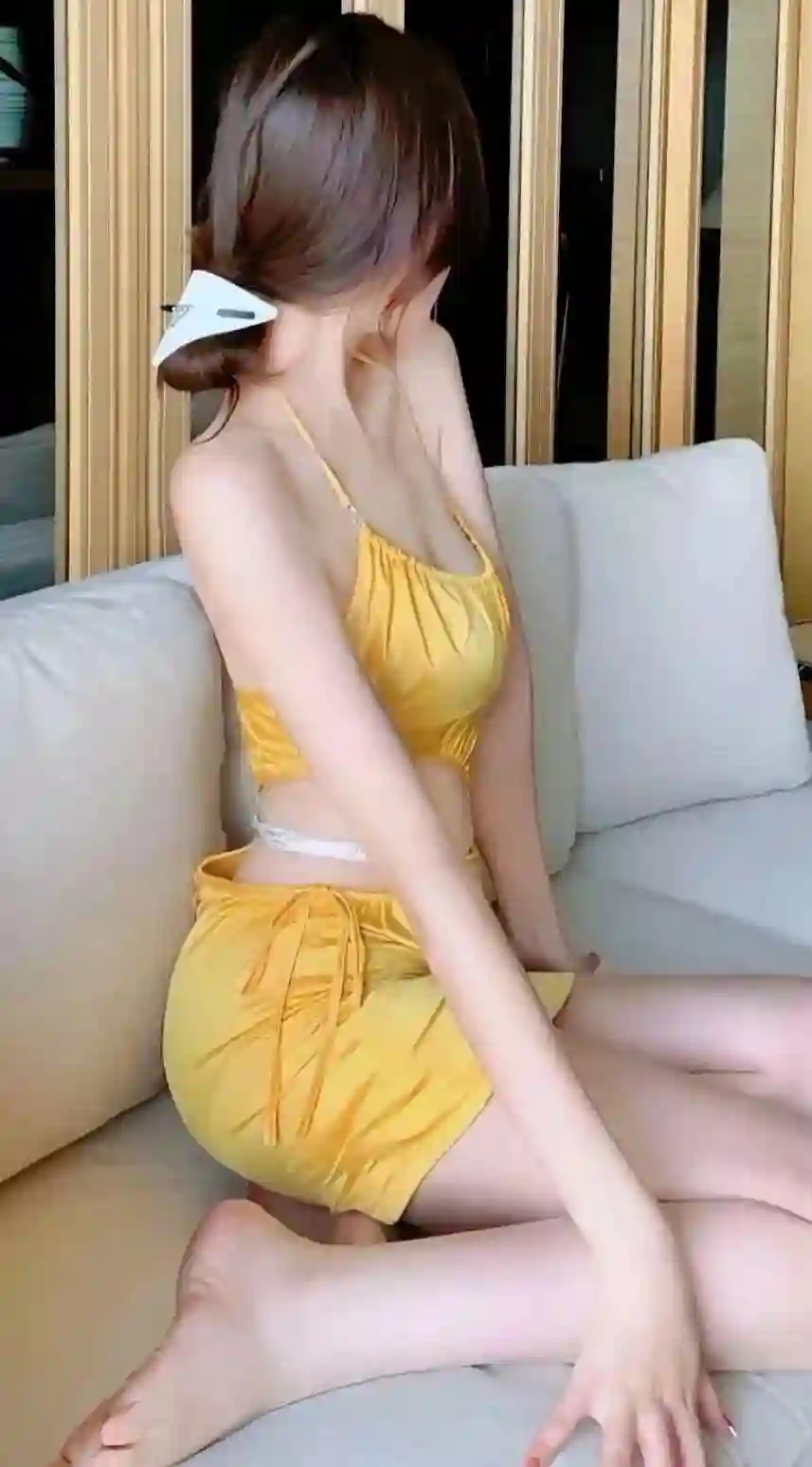 黄色吊带装 长发美女 居家 沙发上的长腿美女