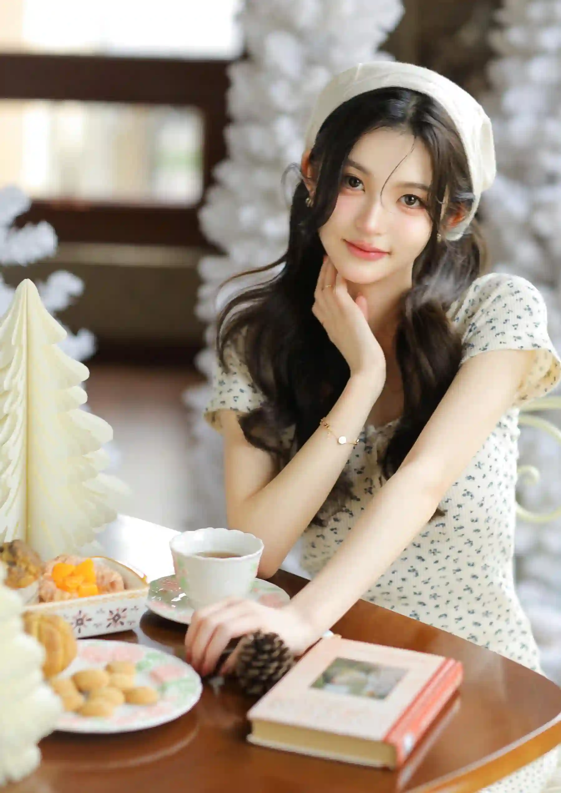 休闲时光 下午茶 长发美女 美味糕点 书籍