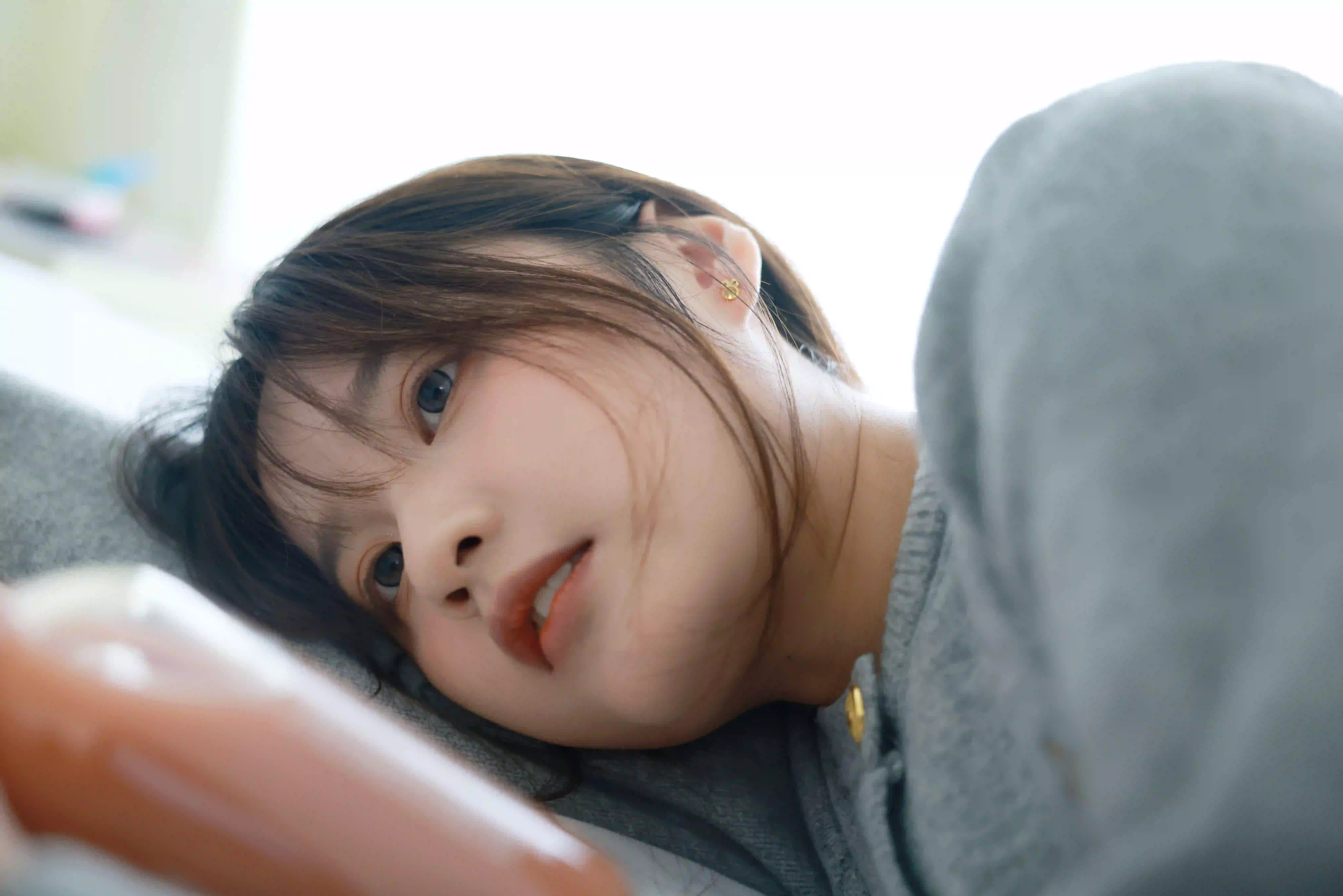 灰色毛线衣服 清纯美女 居家写真 
