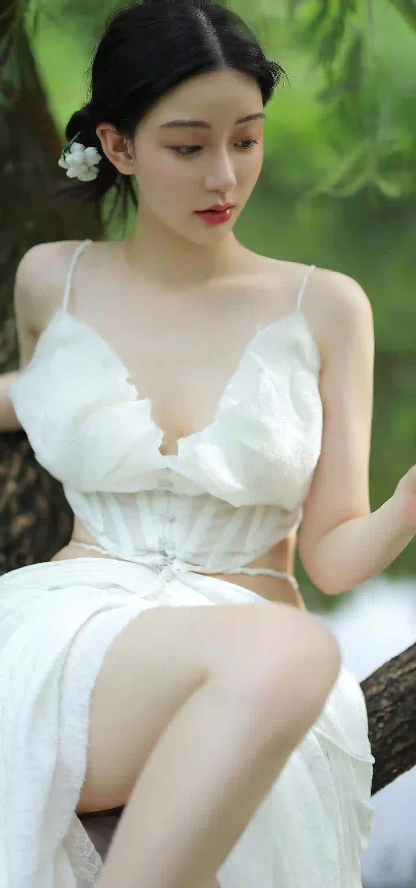 性感吊带裙美女 长腿美女 户外写真 白色长裙