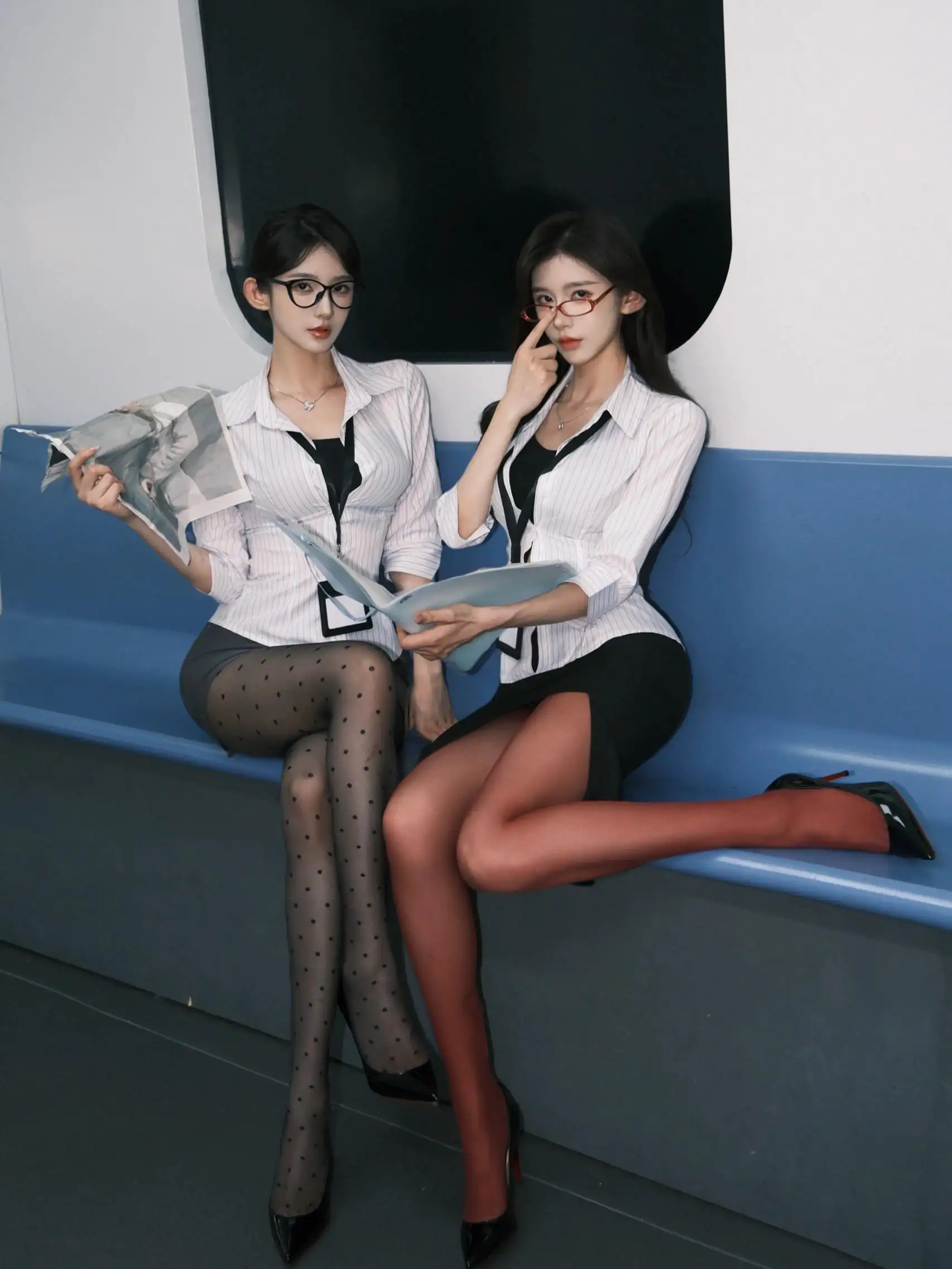 眼镜｜黑色｜制服｜车厢｜性感女孩｜知性