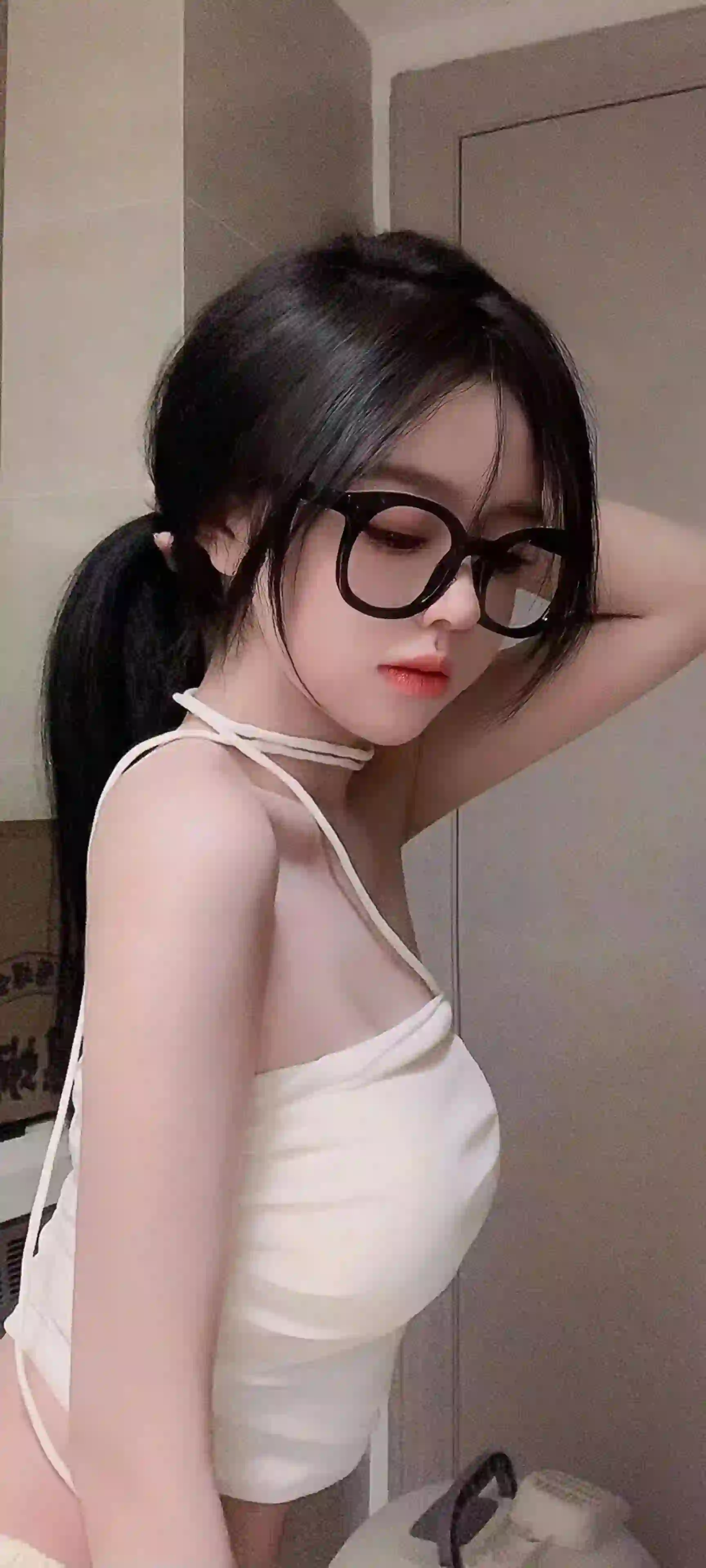 长发美女 眼镜美女 性感美女 吊带 