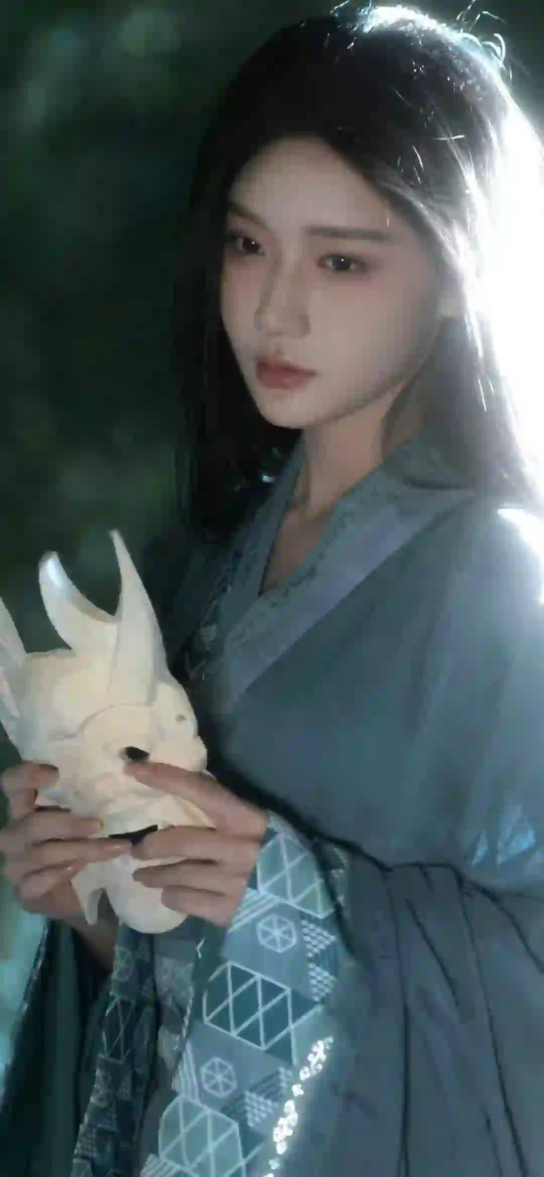 白色面具 长发清纯美女 汉服装扮