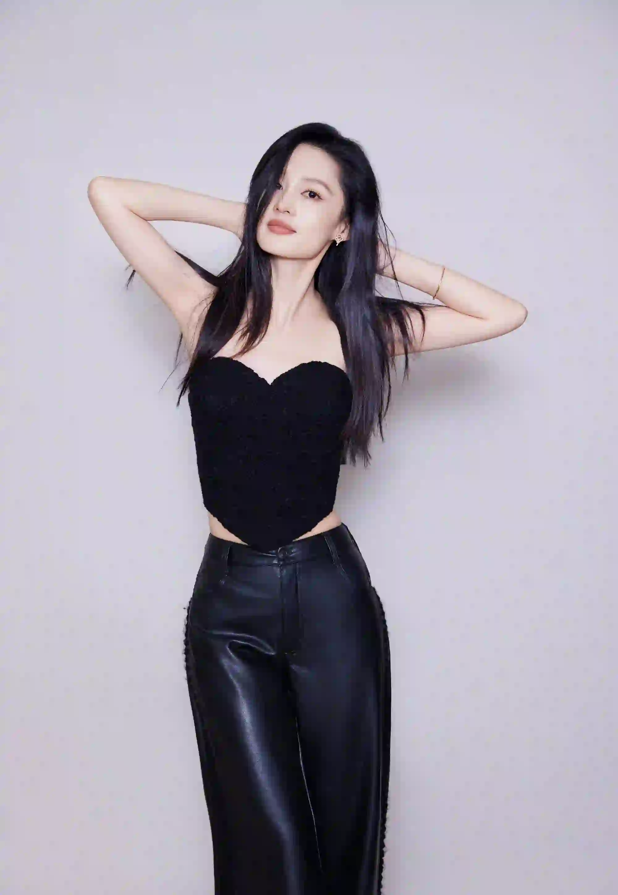 长发美女 李沁 黑色衣服 时尚穿搭