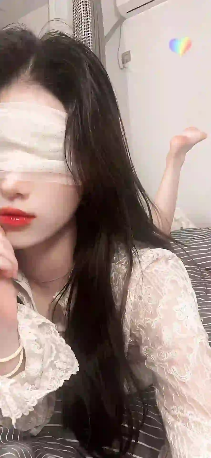 长发女孩 蒙着眼睛的长发女孩 白色衣服