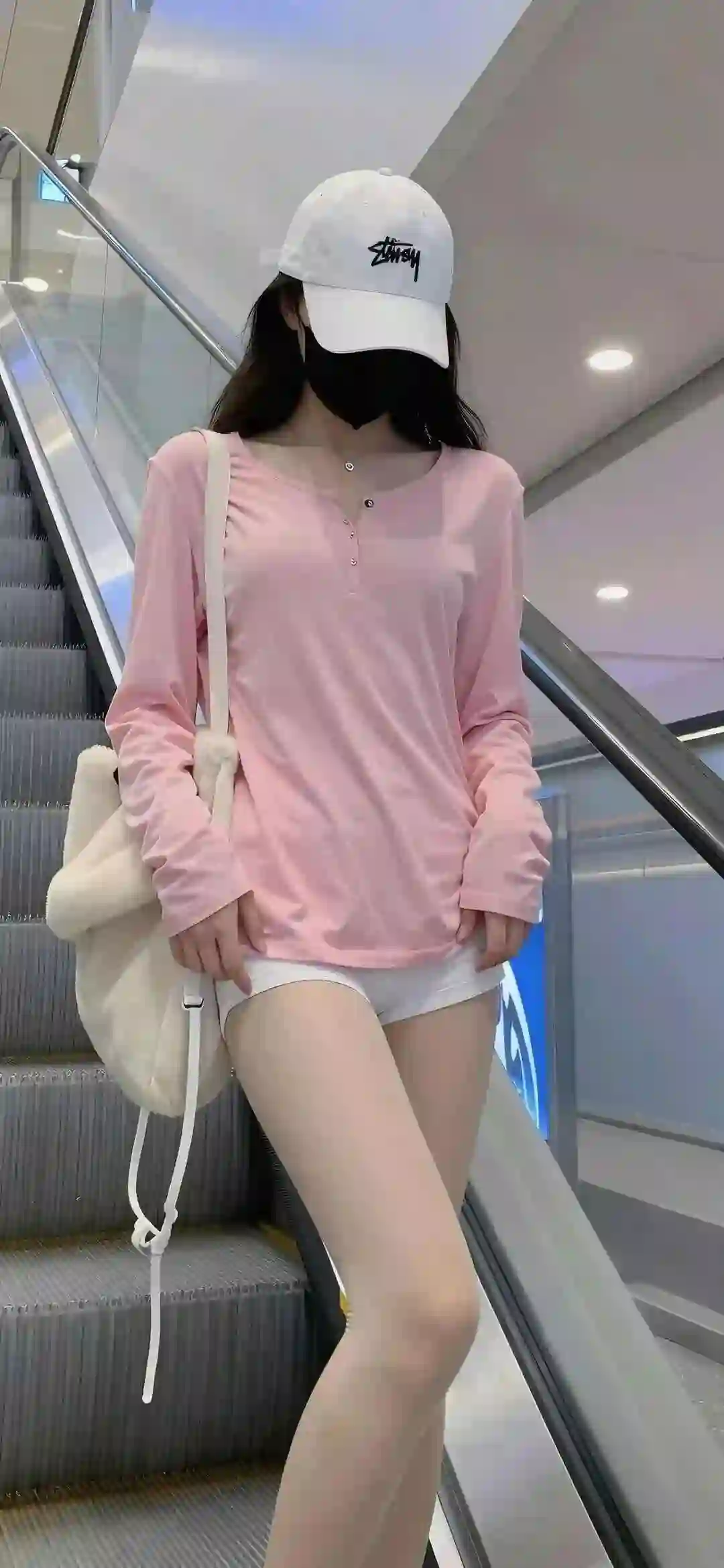 商场扶梯 粉色上衣 白色鸭舌帽 长腿少女 日常穿搭