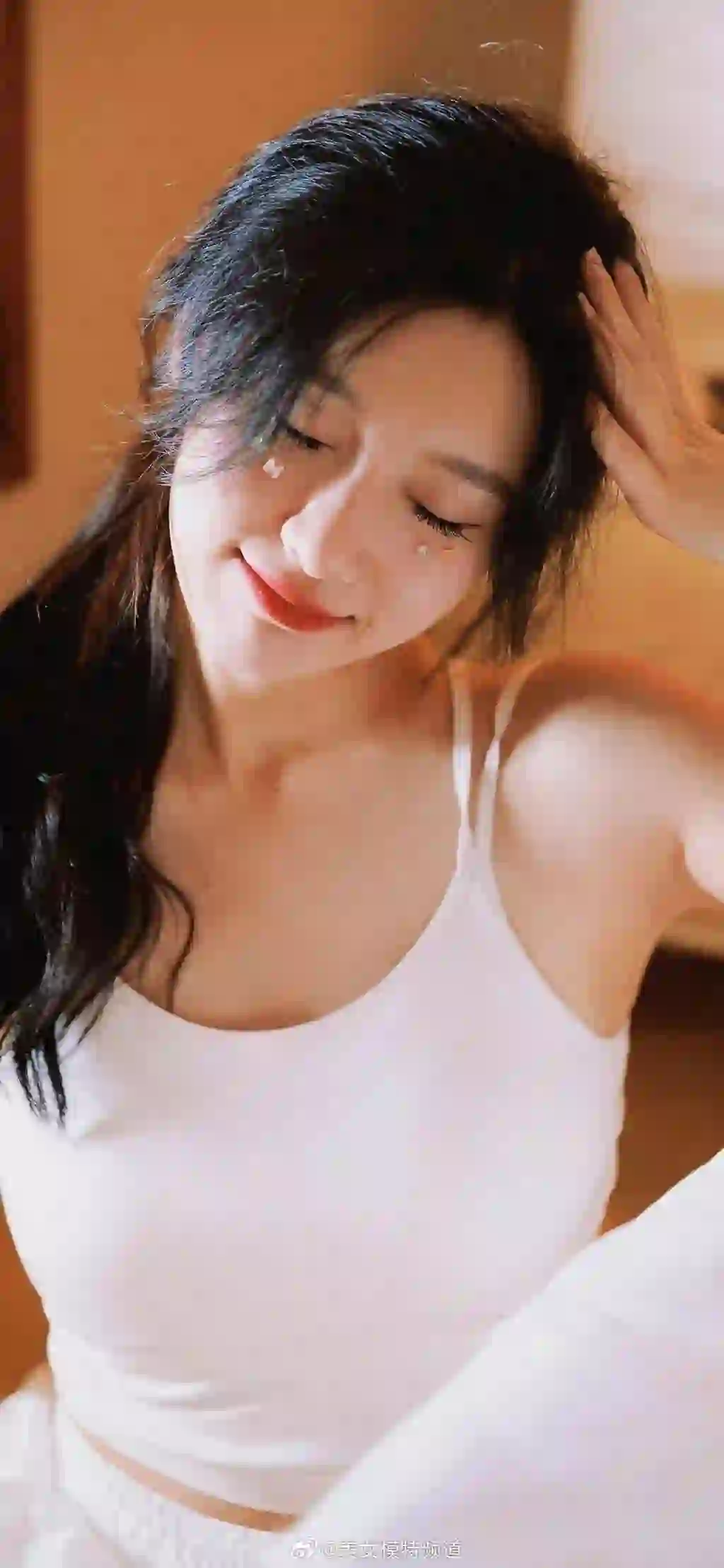 美女 长发美女 清纯美女 甜美微笑 白色衣服