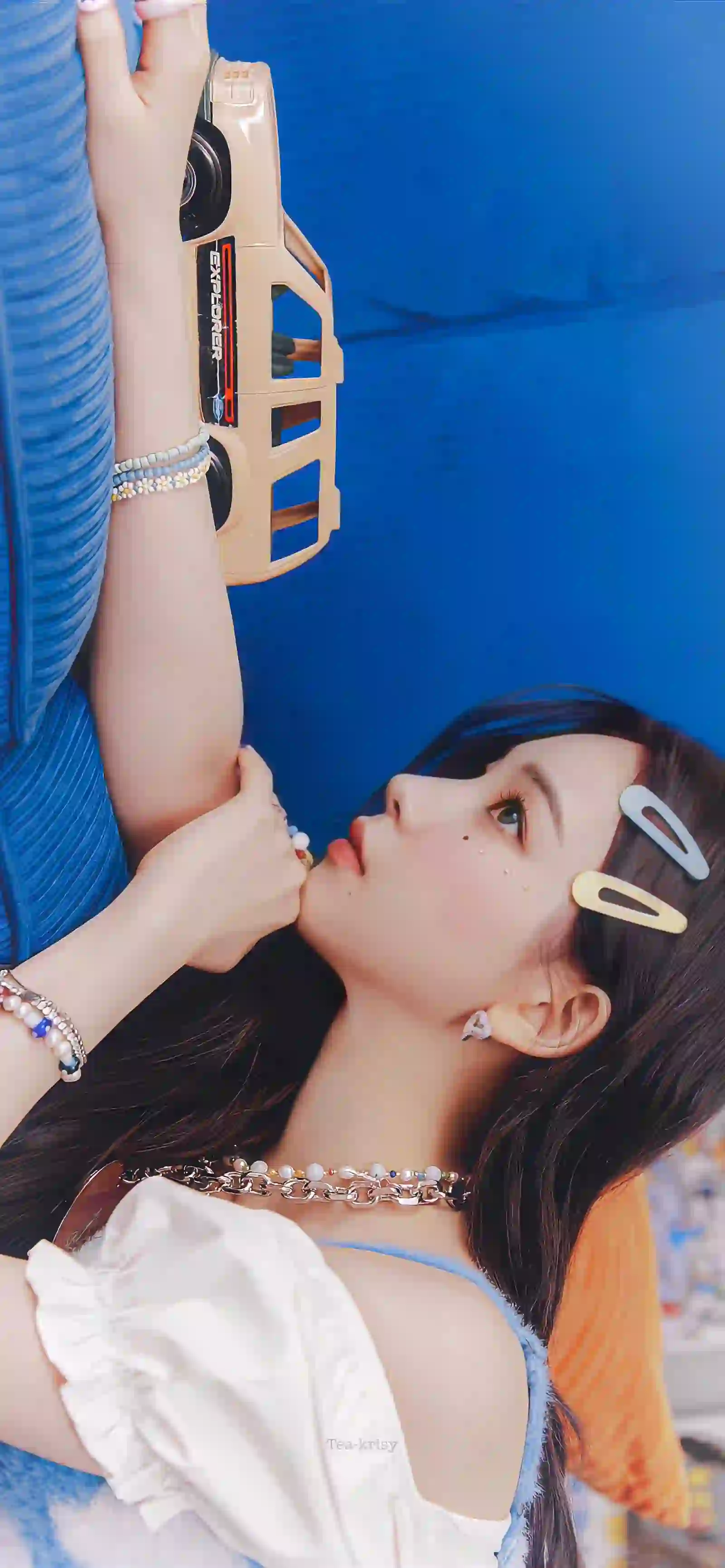 长发美女 手饰 发卡 蓝色背景 清纯美女
