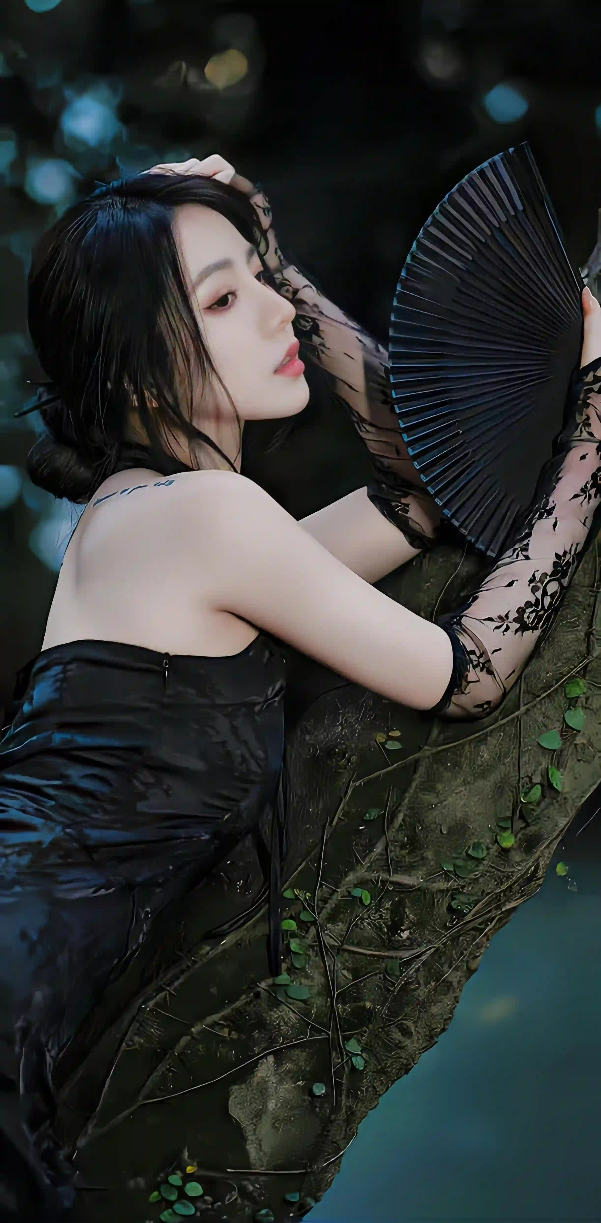 手拿黑色扇子的长发性感美女 