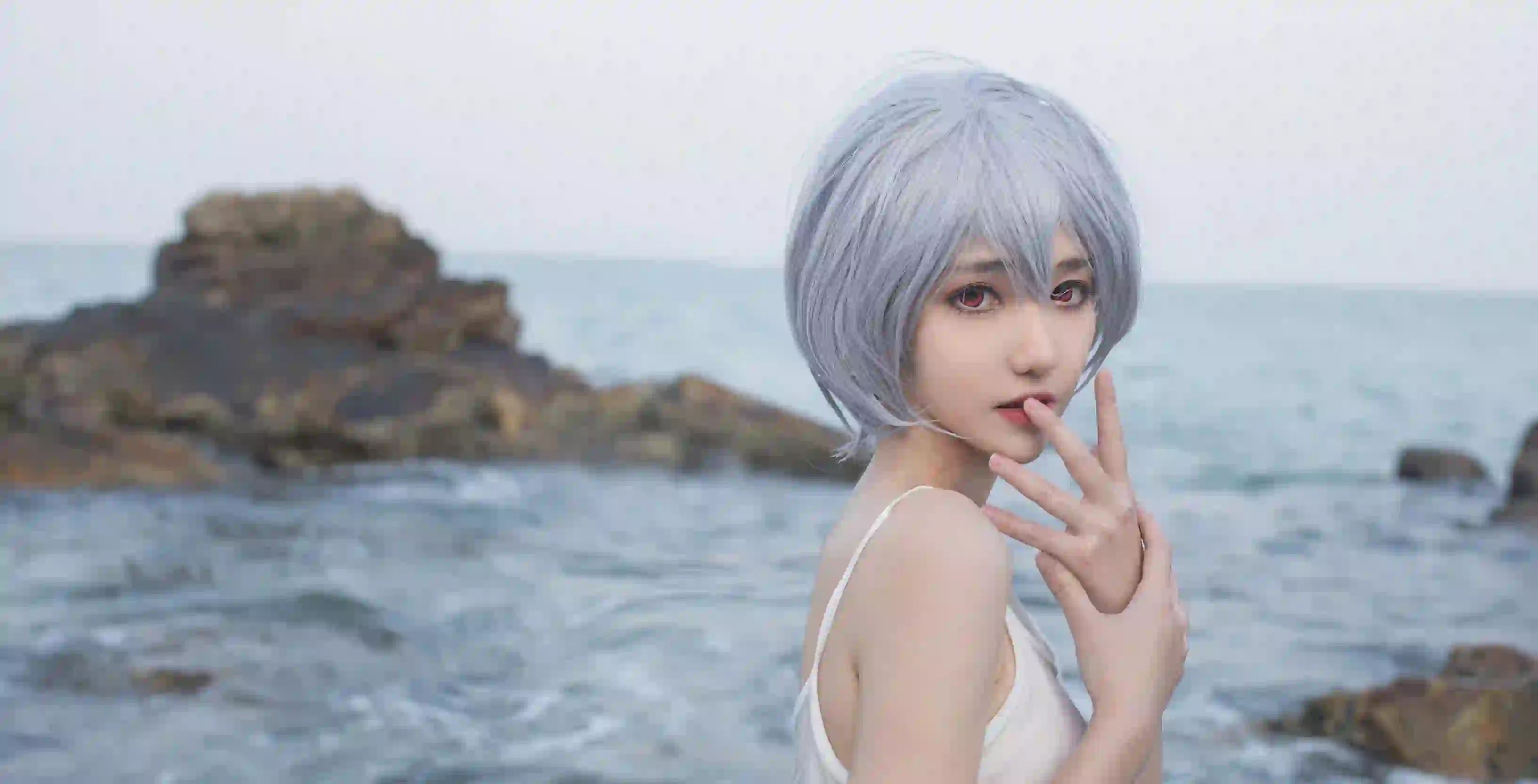 蓝色短发 白色裙子 白色裙子 海洋 可爱女孩