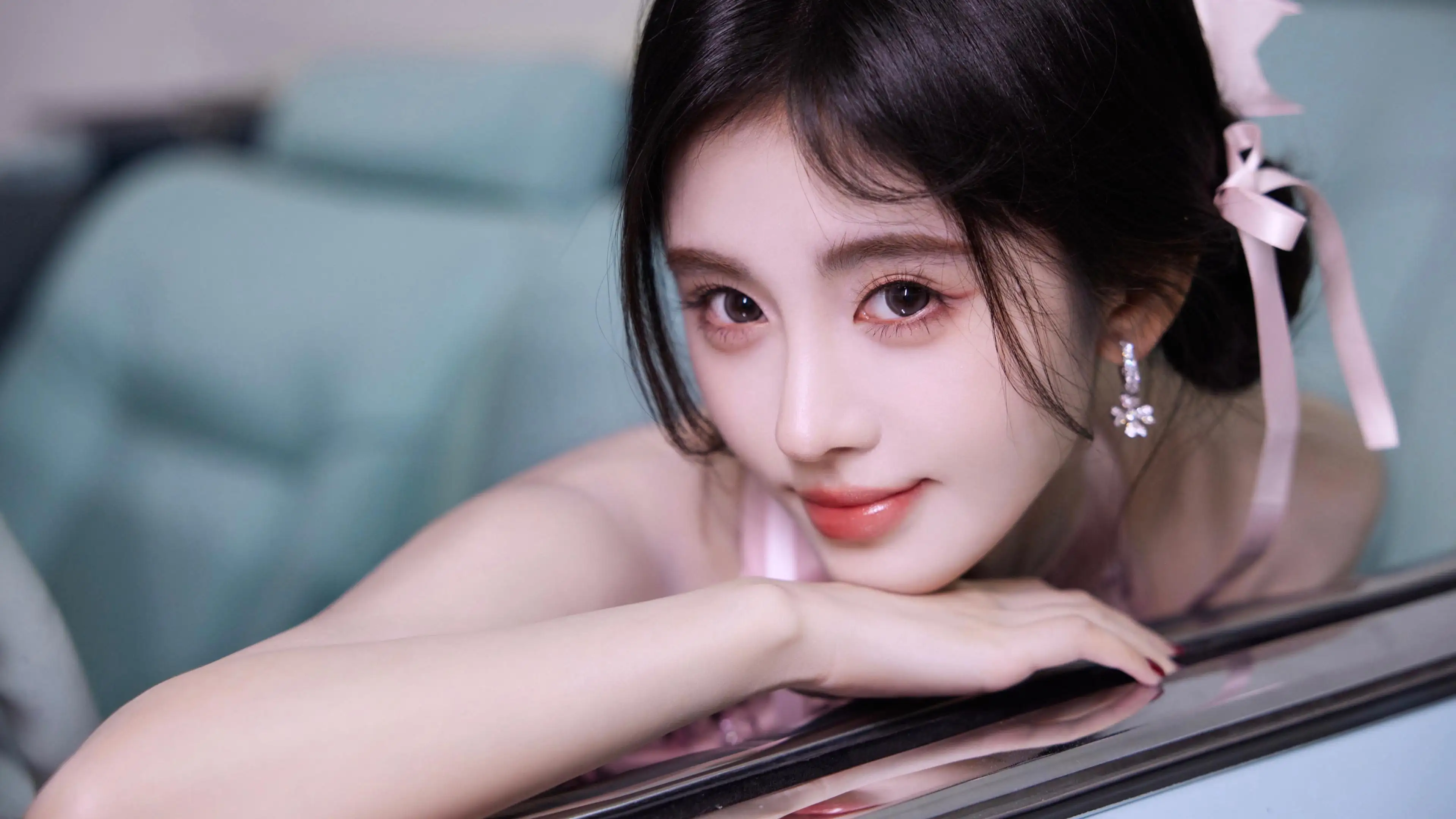 鞠婧祎壁纸，趴在车窗上的鞠婧祎高清甜美肖像电脑壁纸图片