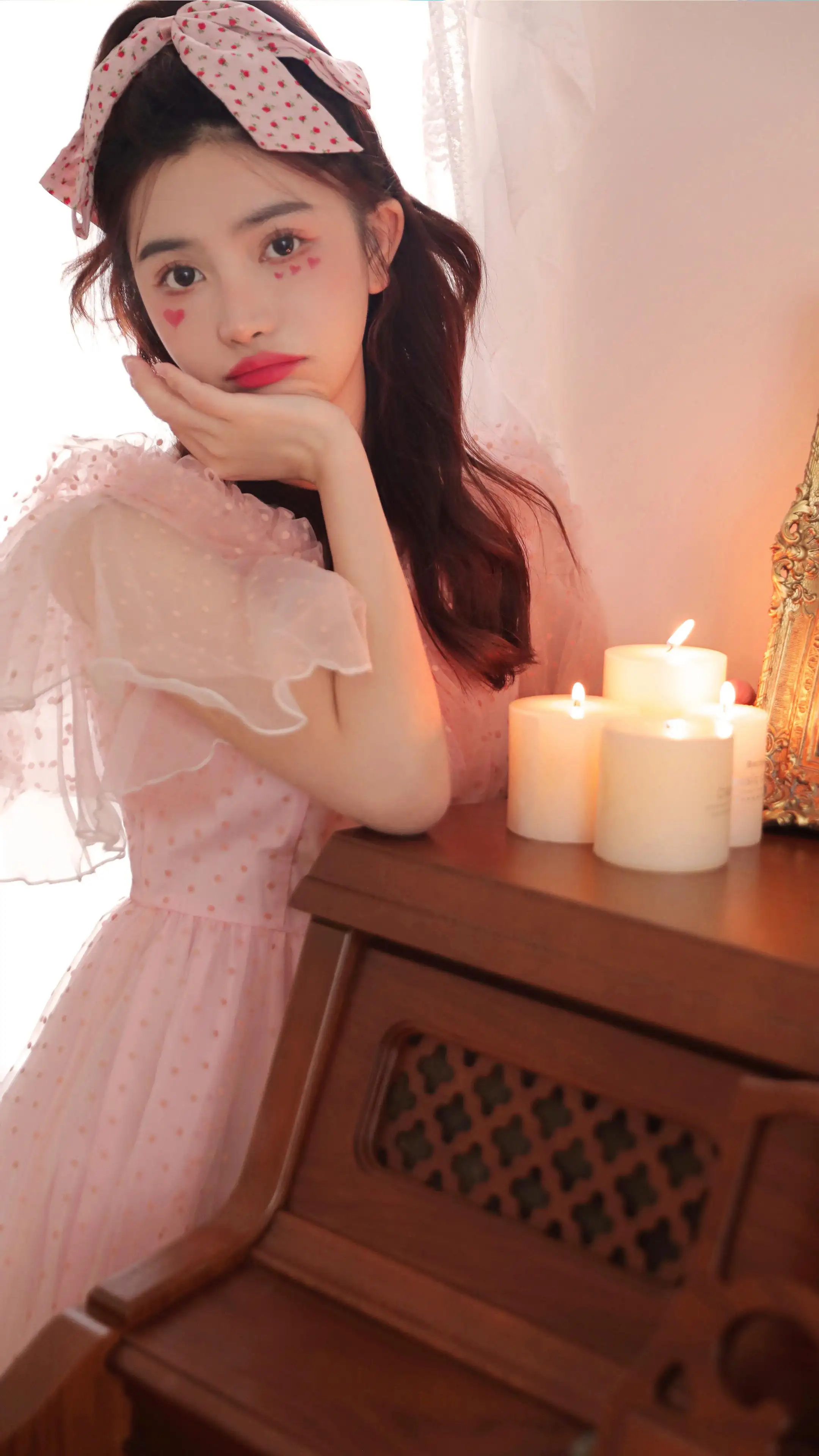江亦祺 粉色裙子可爱美女 蜡烛 4k手机壁纸