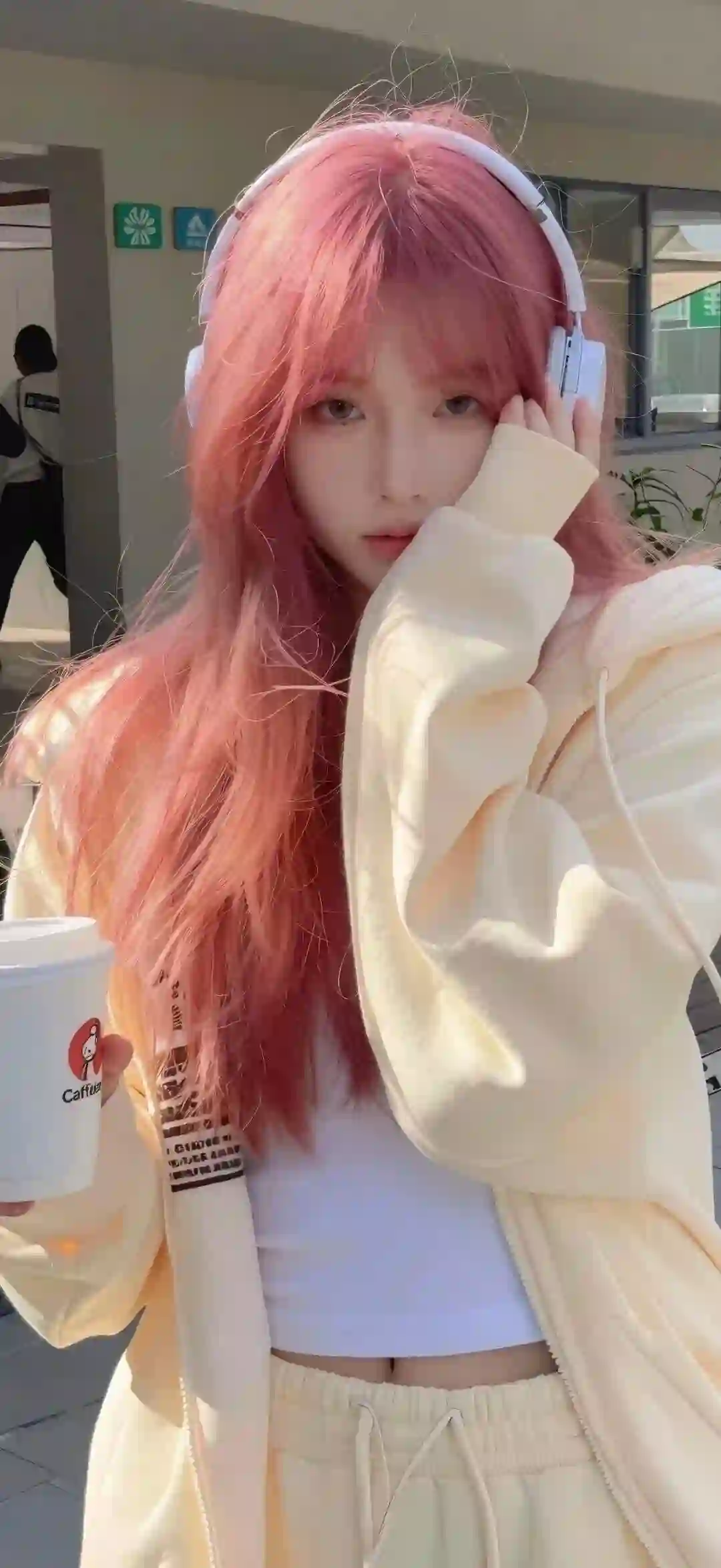 粉发少女 白色耳机 咖啡杯 阳光户外 清新写真