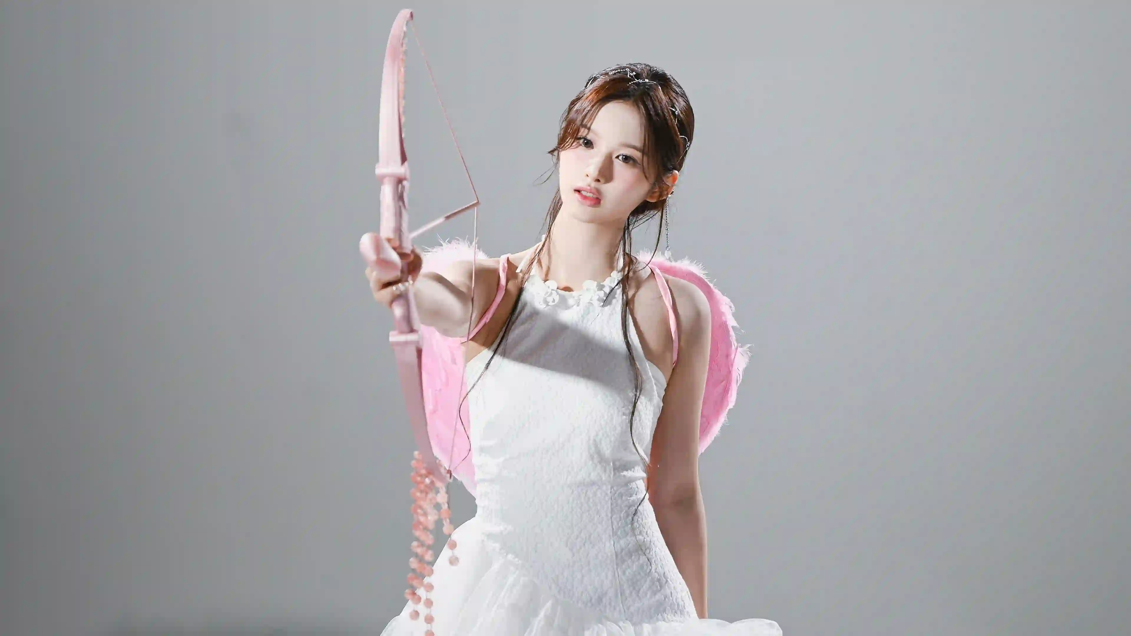 cosplay 天使 女孩 白色连衣裙 粉色翅膀 弓箭