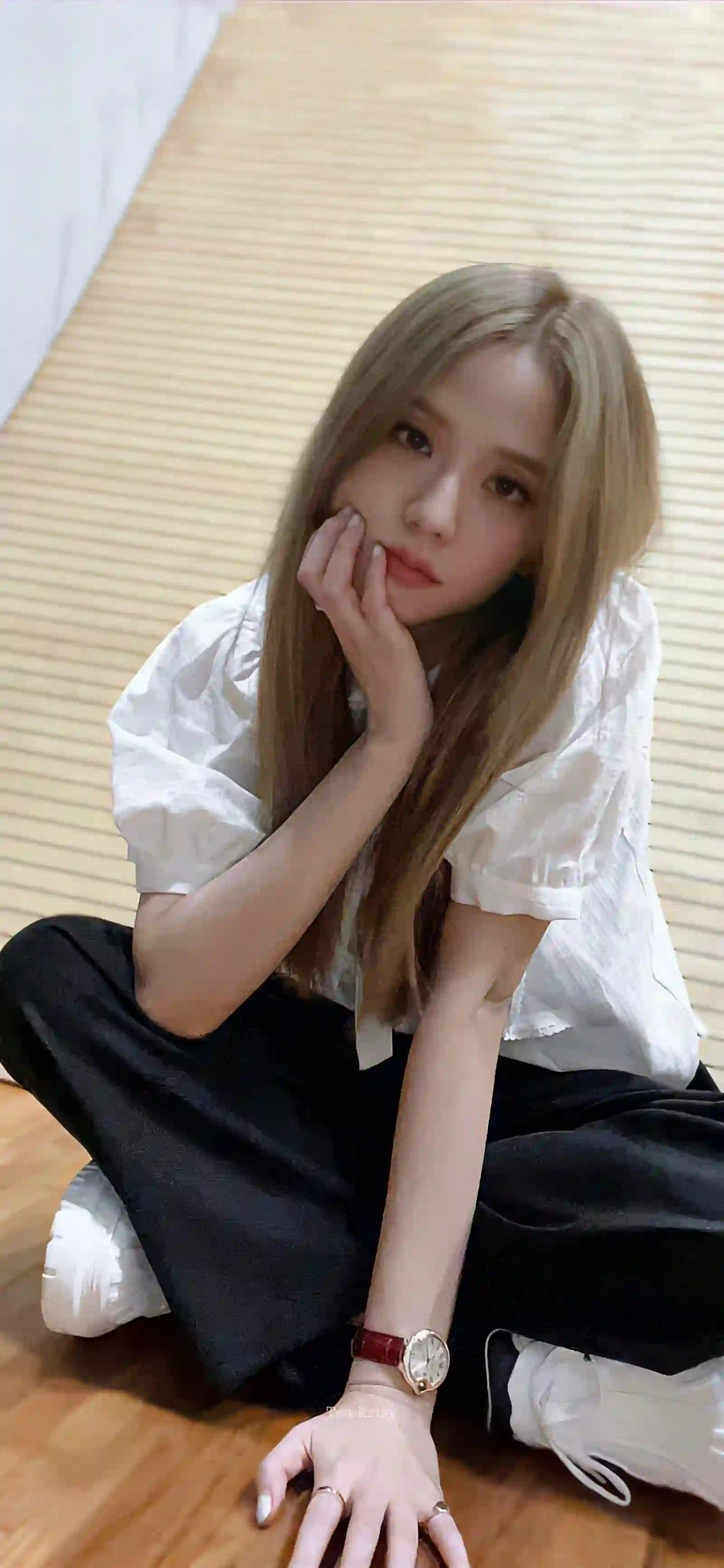 金发少女 白色上衣 榻榻米坐姿 清纯写真 慵懒女孩